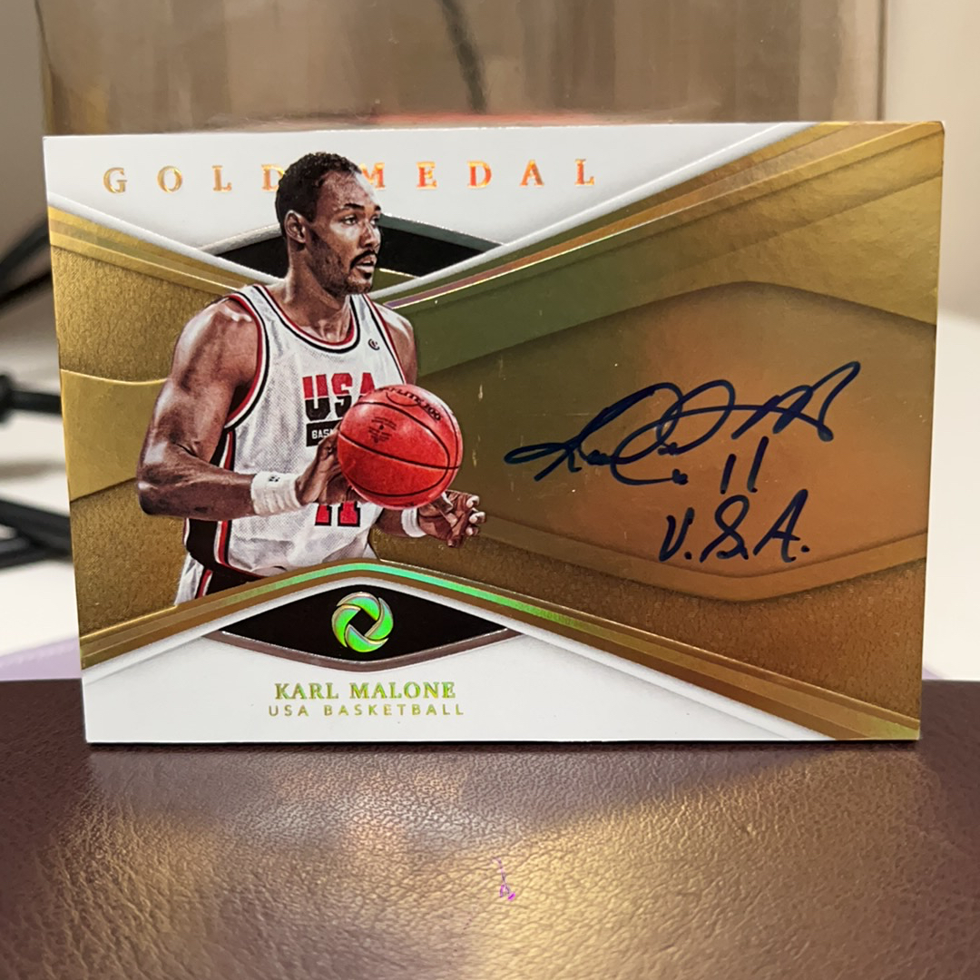 2019-20 Panini Opulence Karl Malone USA 美国队 爵士 卡尔 马龙 邮差 金书 10编 签字 卡签 精美 卡品如图