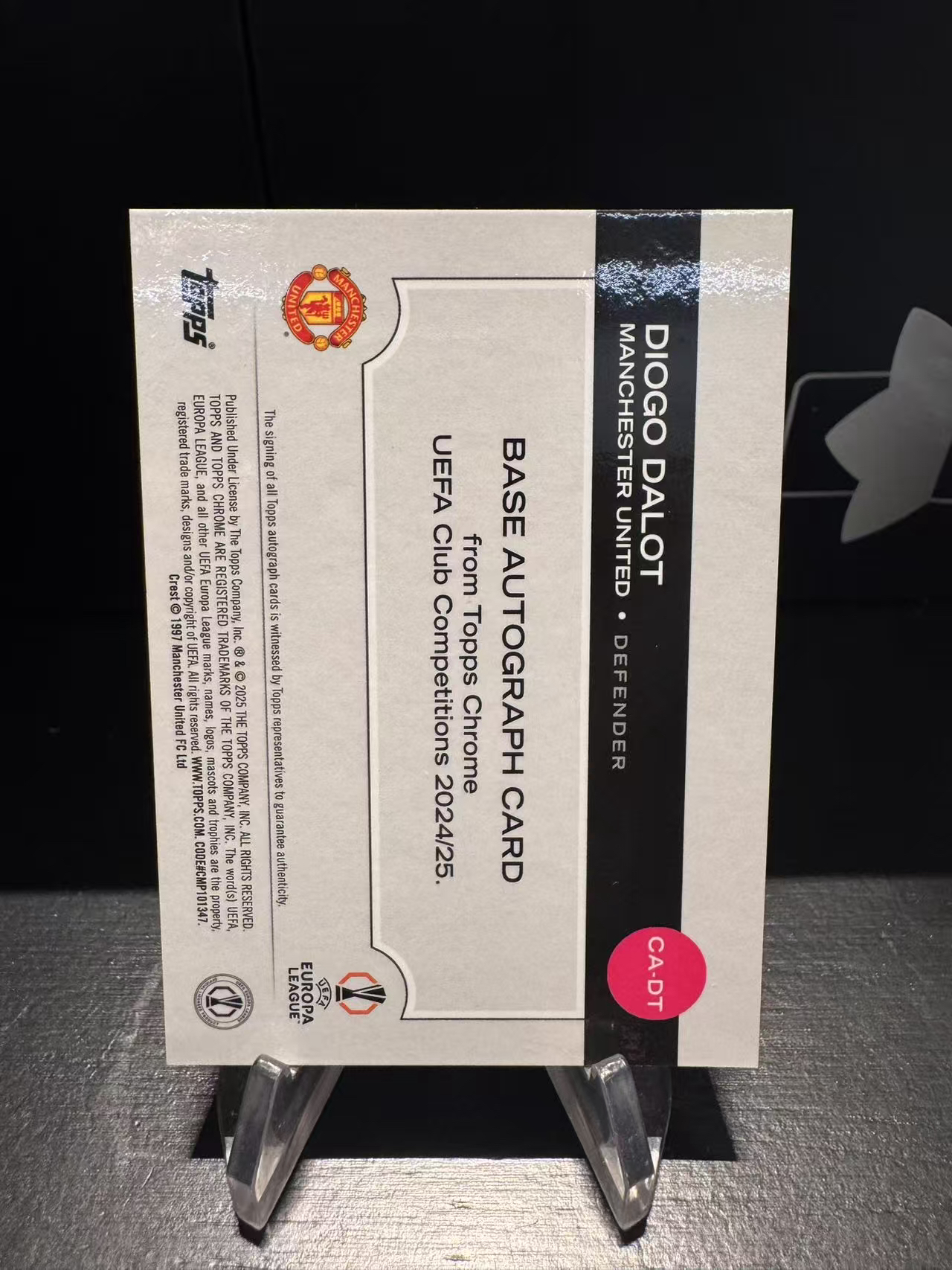 龖2024-25 Topps Chrome Diogo Dalot 欧战 TC 曼联 葡萄牙 迪奥戈 达洛特 34/75编 签字 粉折签 完美签 带刀铁卫 防守悍将 C罗保镖 卡品如图 MJ002L