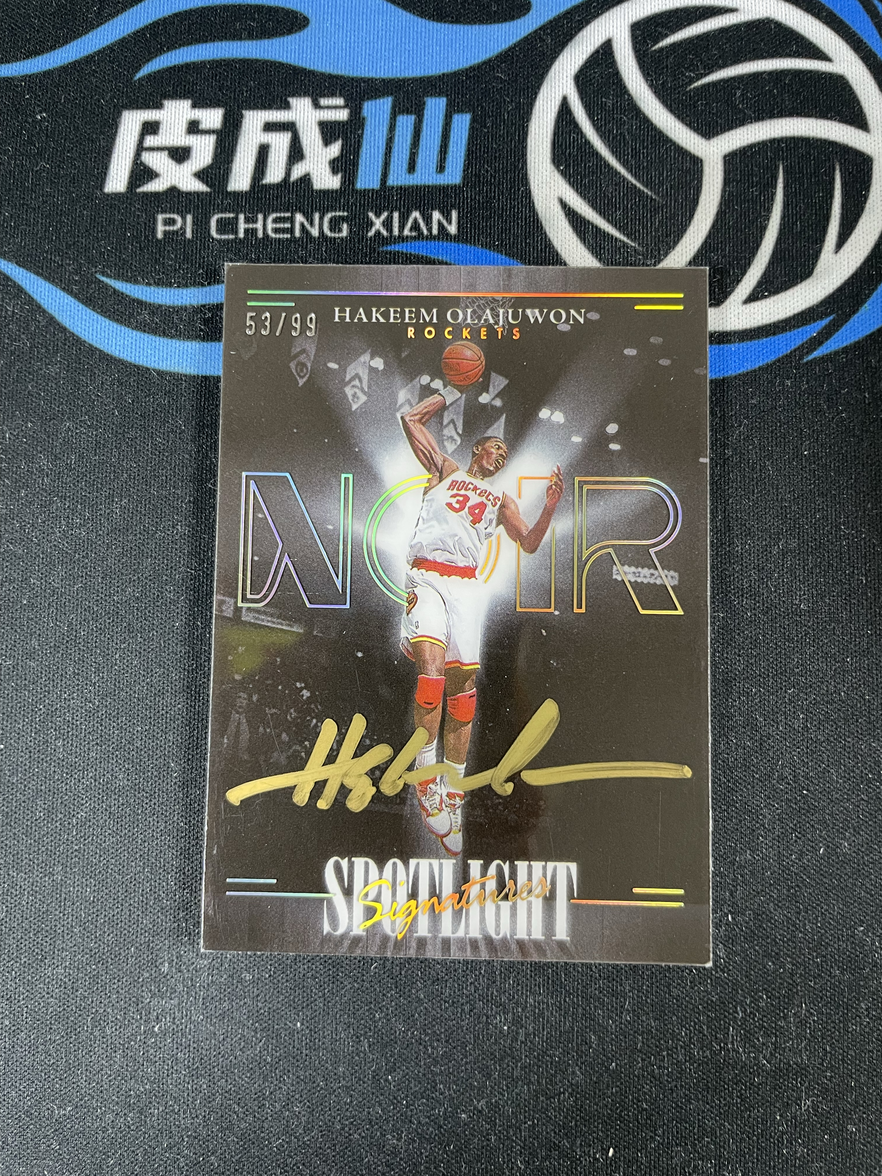 【皮成仙拍卖】PANINI 23-24 NOIR 诺尔 火箭 HAKEEM OLAJUWON 奥拉朱旺 大比例 SP 聚光灯 金笔签 签字 卡签 99编 瑕疵如图【只发顺丰】kirbybest192