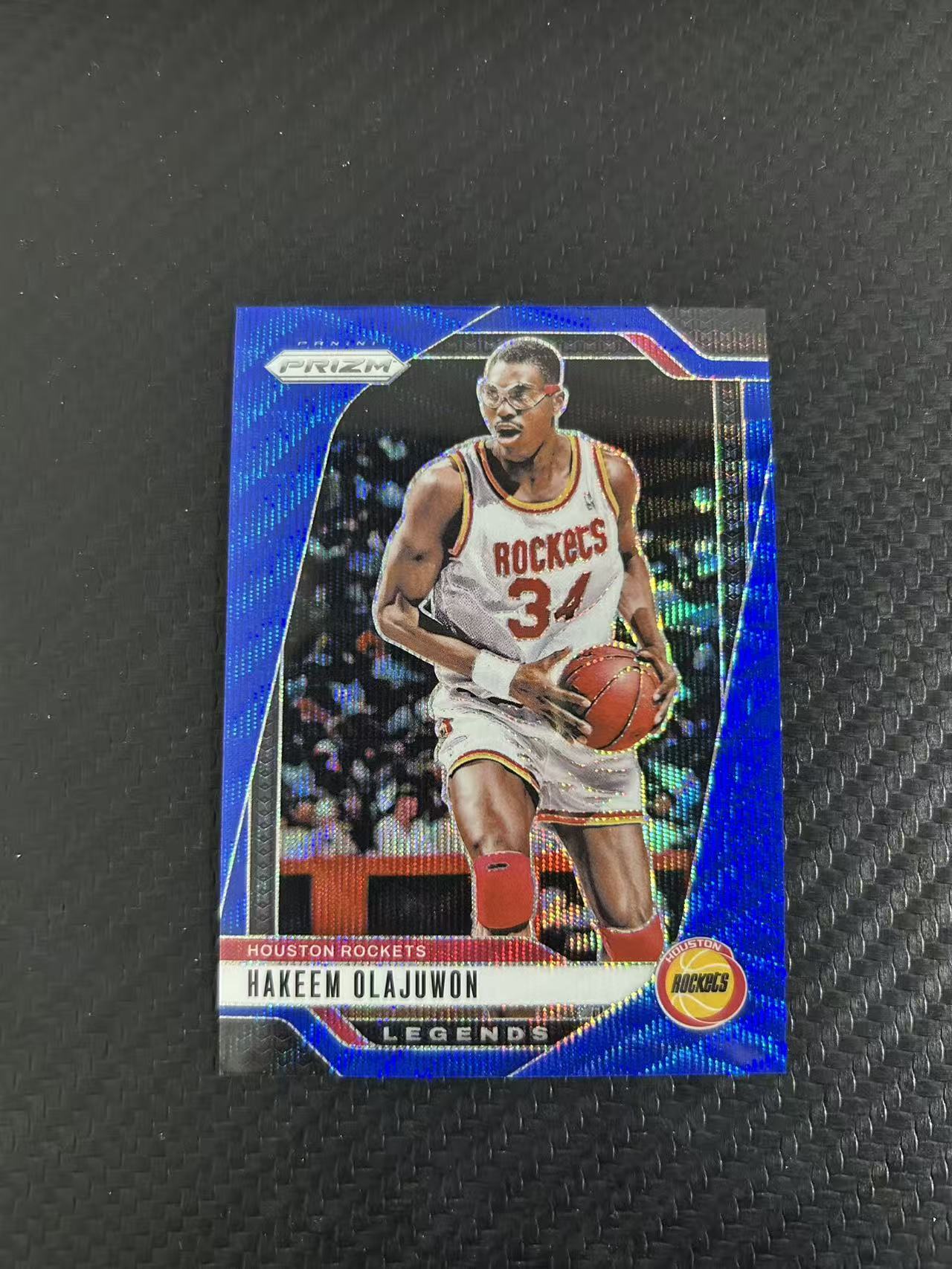 2024-25 Panini Prizm Hakeem Olajuwon #296【灯灯拍卡】 PZ 火箭 大梦 折射 蓝波纹折 哈基姆 奥拉朱旺 077/125编 传奇球星 收藏必备【雪茄】