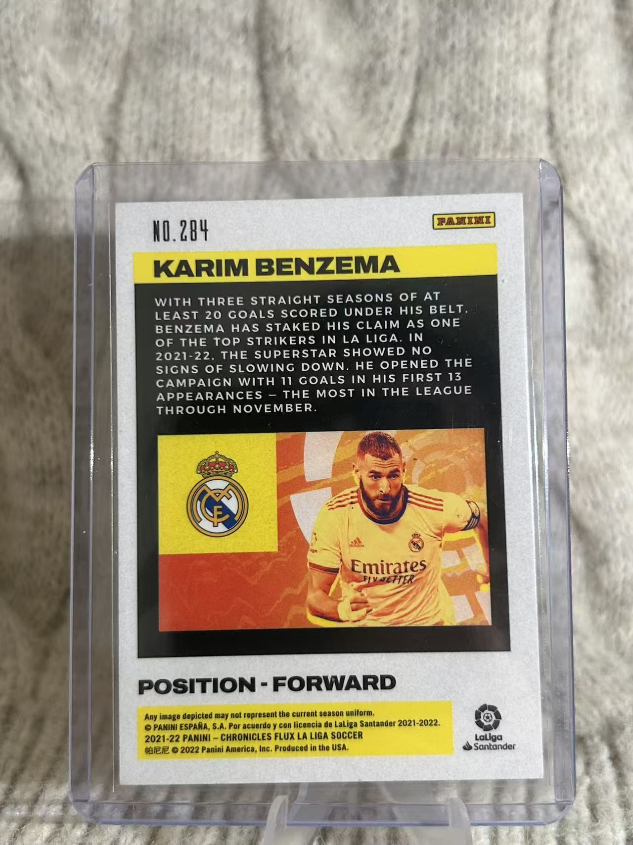2021-22 Panini 编年史 Flux 西甲 Karim Benzema 卡里姆・本泽马。皇马传奇前锋,橙黄潮流背景,复古漫画风格设计