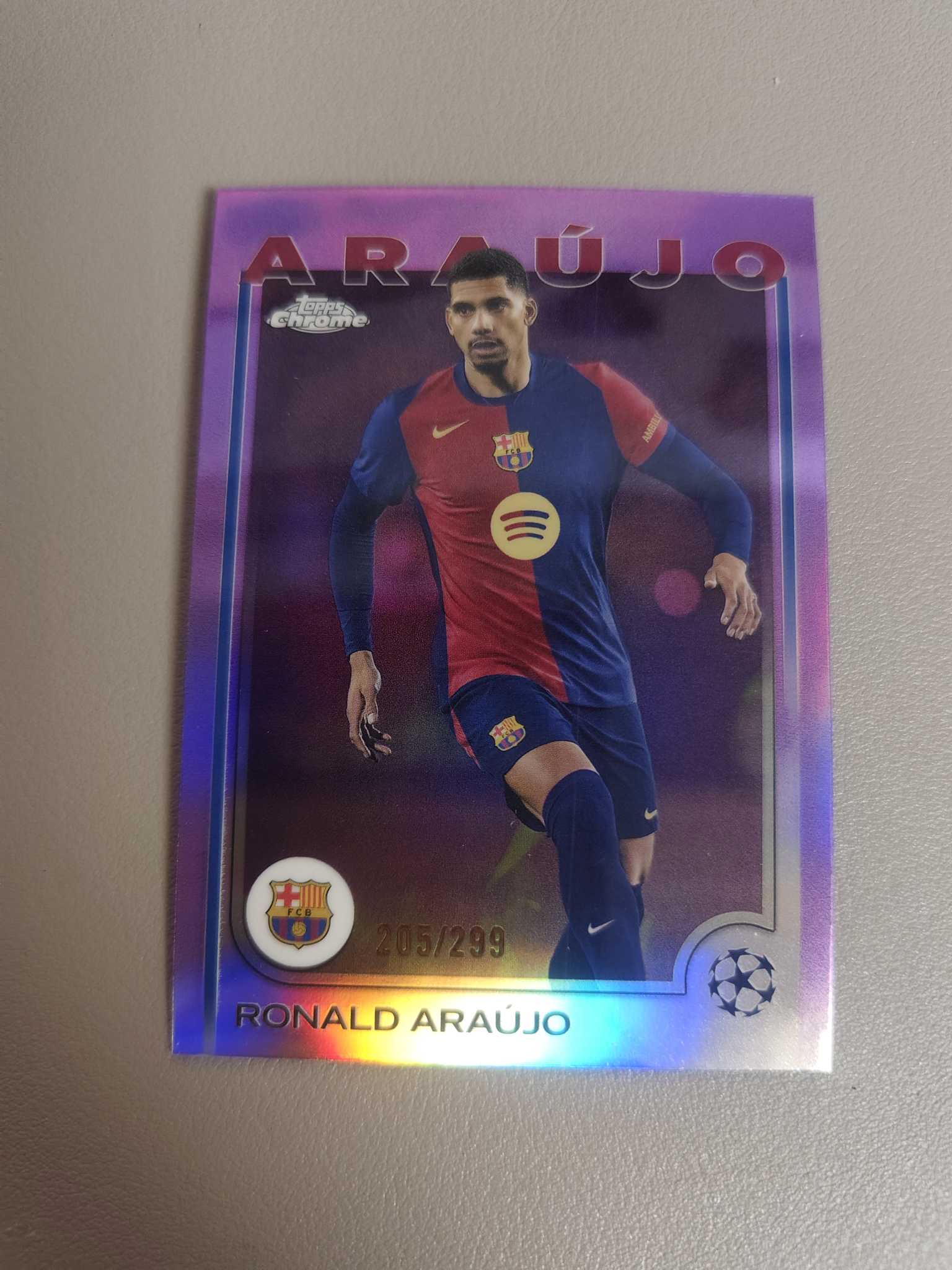 【佩妮拍卖】2025 topps chrome 最新欧战 Ronald Araujo 巴萨 巴塞罗那 阿劳霍 205/299编 卡品如图 拍前请阅读描述 夜凄星0516