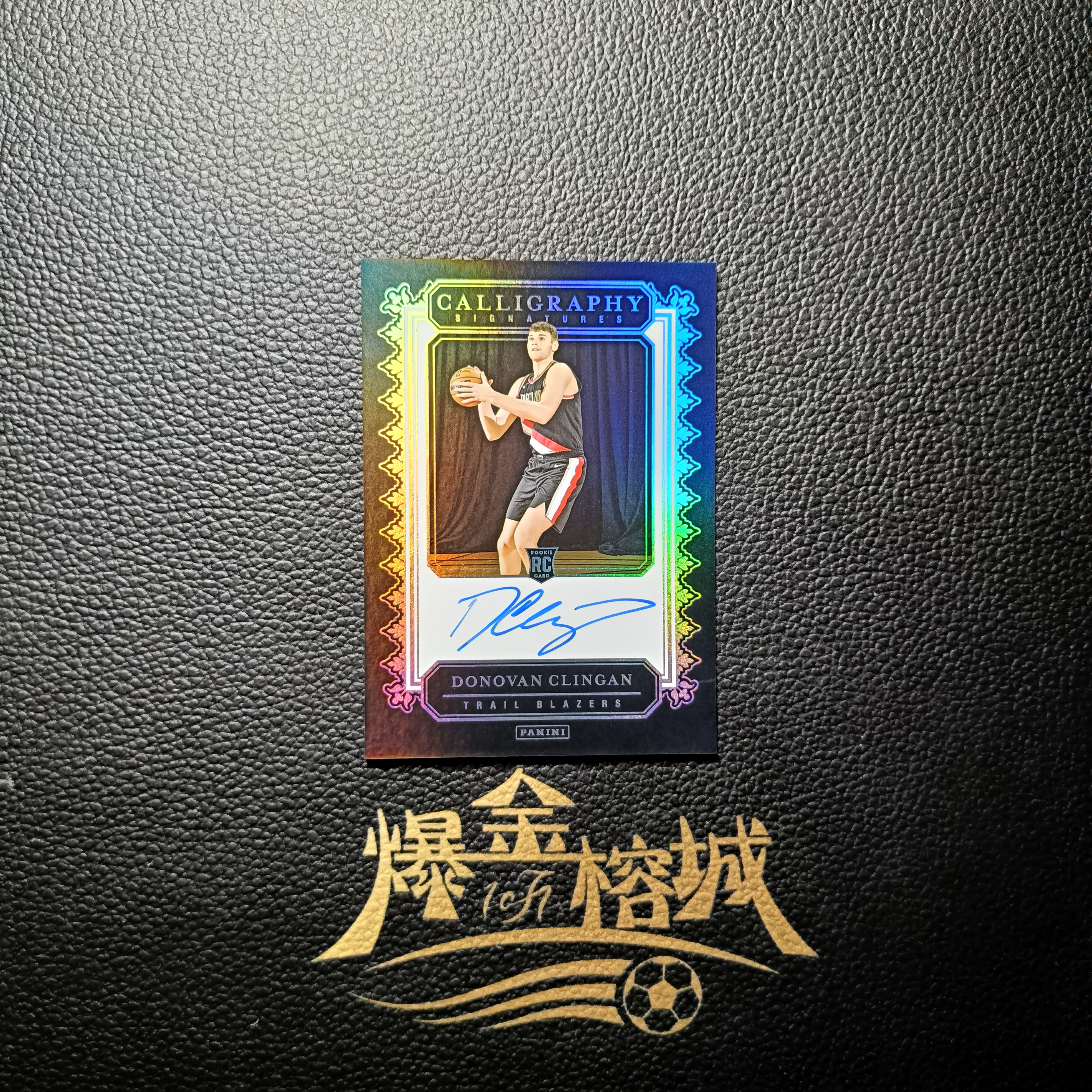 2025-26 【 爆金榕城 】 Panini Noir Donovan Clingan 开拓者 新秀RC 多诺万 克林根 大比例 折射签 插放签 签字卡 卡签 轻印 卡品如图 微瑕 rrrrc
