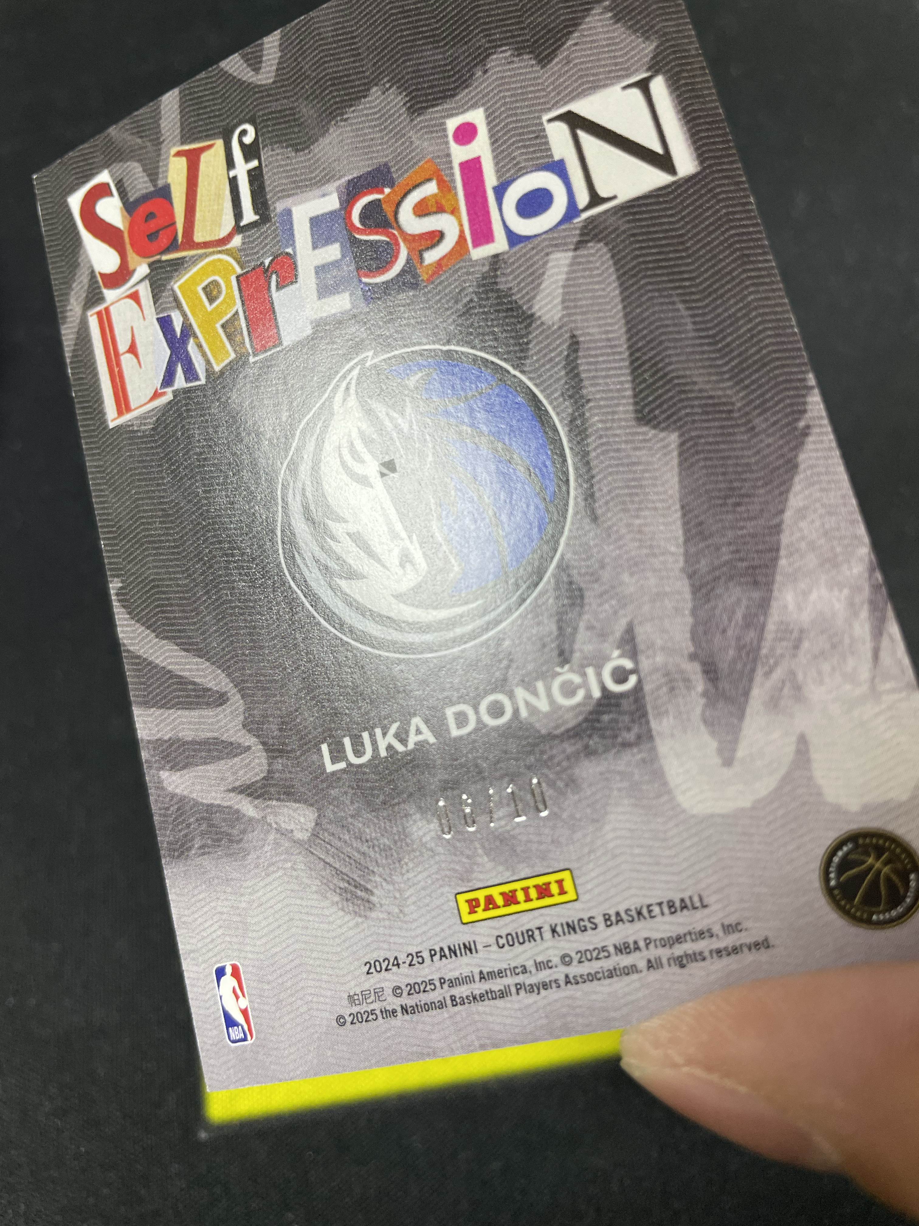 【皮成仙拍卖 统一手续费6%】 PANINI 2024-25 油画 独行侠 LUKA DONCIC 77 卢卡东契奇 金平行 画框特卡 10编 瑕疵如图 凑套必备 值得收藏【只发顺丰】又打雷2.7