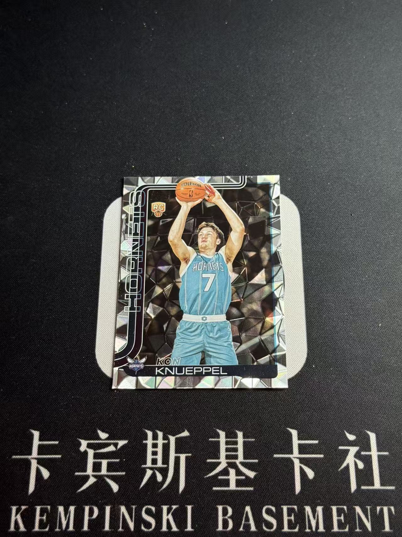 2025-26 Topps NBA Kon Knueppel RC 【小来】康 克尼普尔 黄蜂 最佳新秀 数据爆炸 Topps首版NBA 大比例 SP 钻石折 BASE 不带编 稀有 专收凑套必备