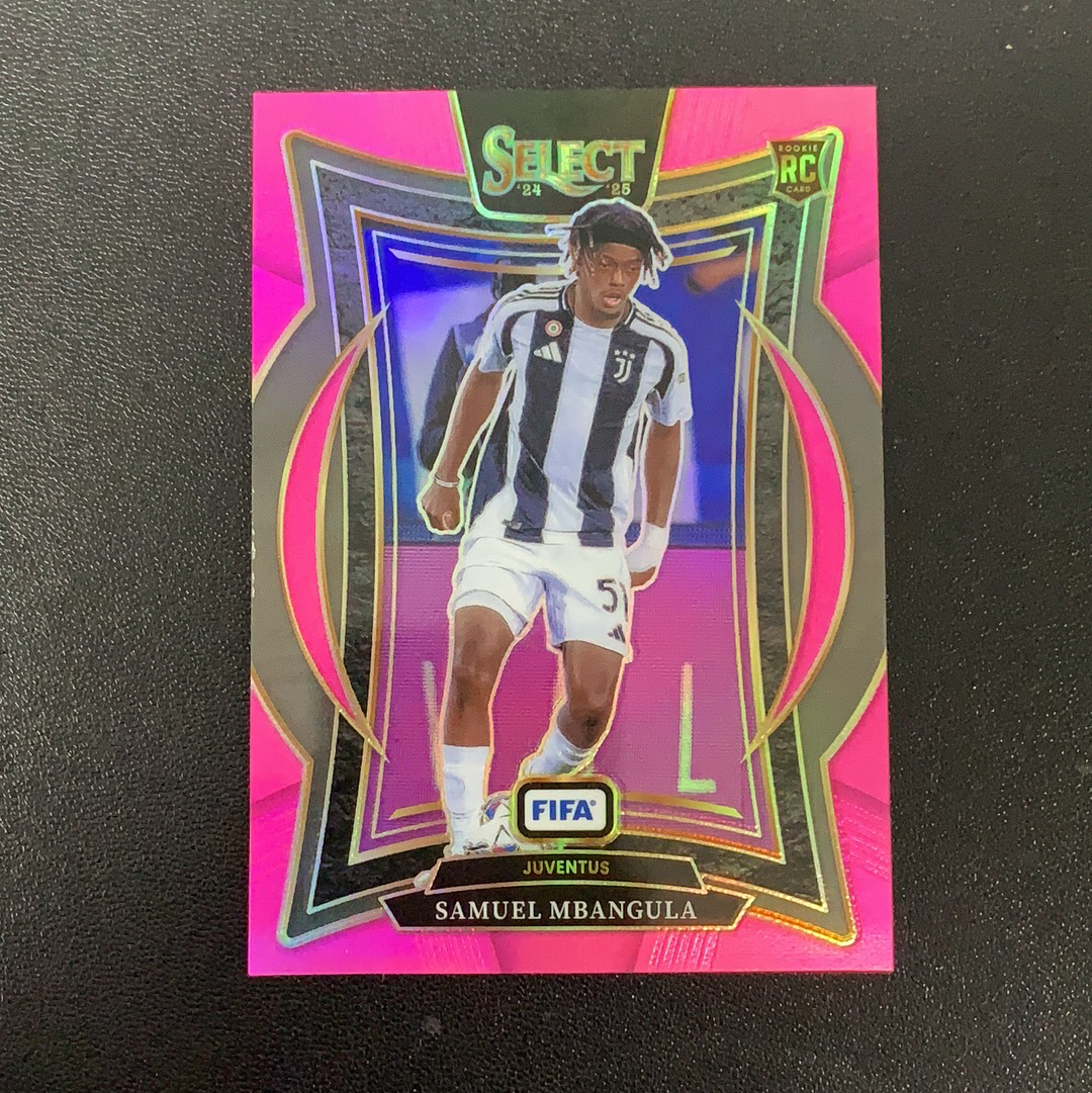【小牛代拍】2024-25 Panini Select Samuel Mbangula RC 萨缪尔 姆班古拉 新秀 比利时 尤文图斯 FIFA 59编 一级 粉折 卡品如图 收藏必备(一哥)