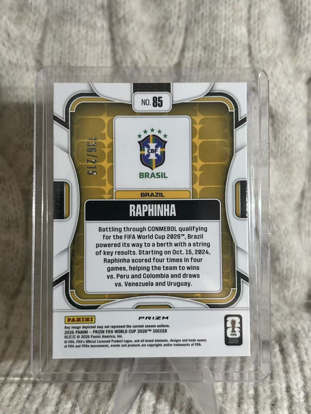 2026 Panini Prizm World Cup Raphinha 拉菲尼亚,橙棋盘折,136/215 编。巴西边锋,赛场奔跑选图,棋盘格限量折射