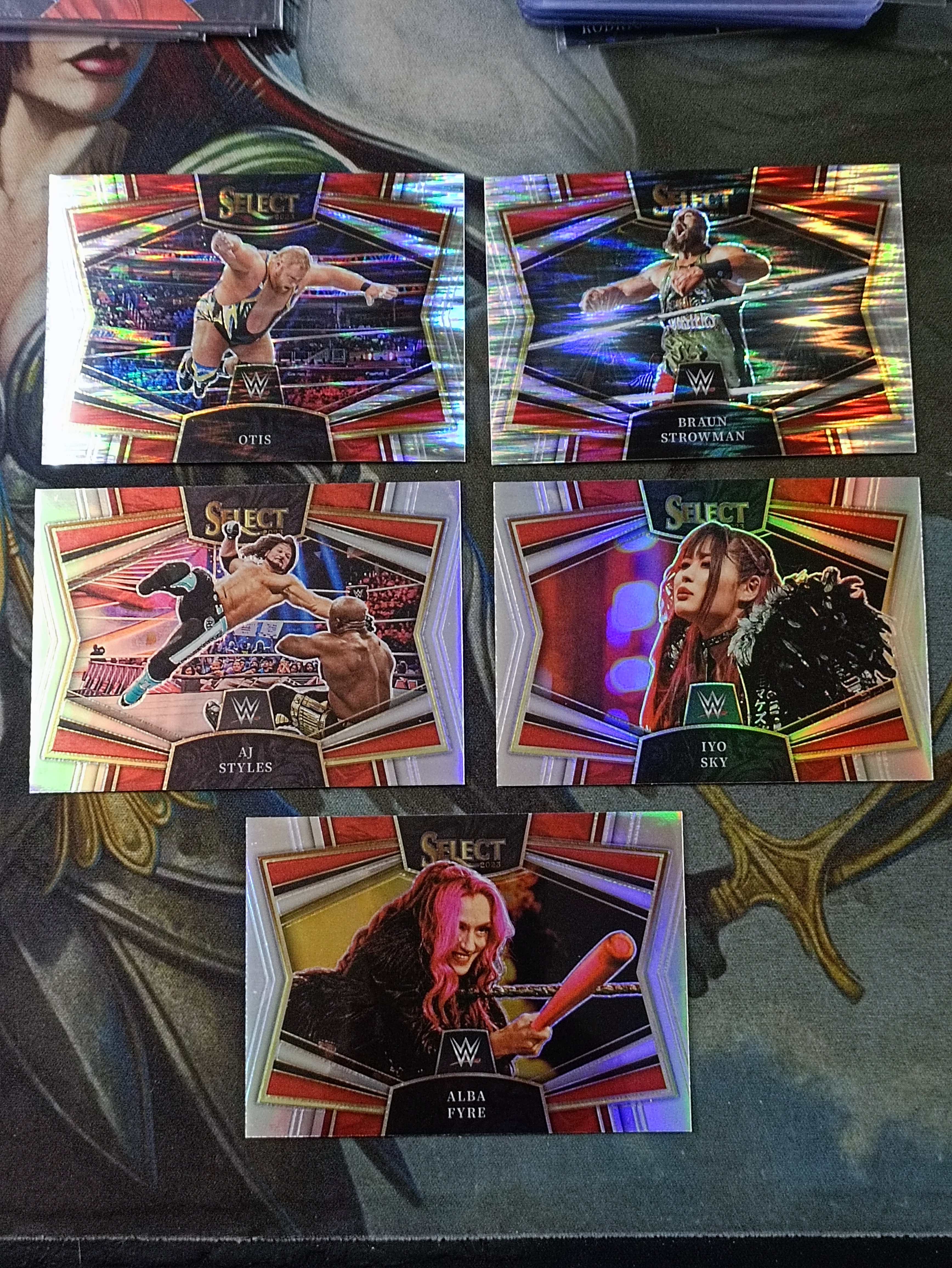 2023 Panini Select WWE Otis /AJ Styles/Iyo Sky/Alba Fyre 折射亮面 打包5张 WWE 职业摔角(打包不保卡品)《苏州卡通》J【ANDY】