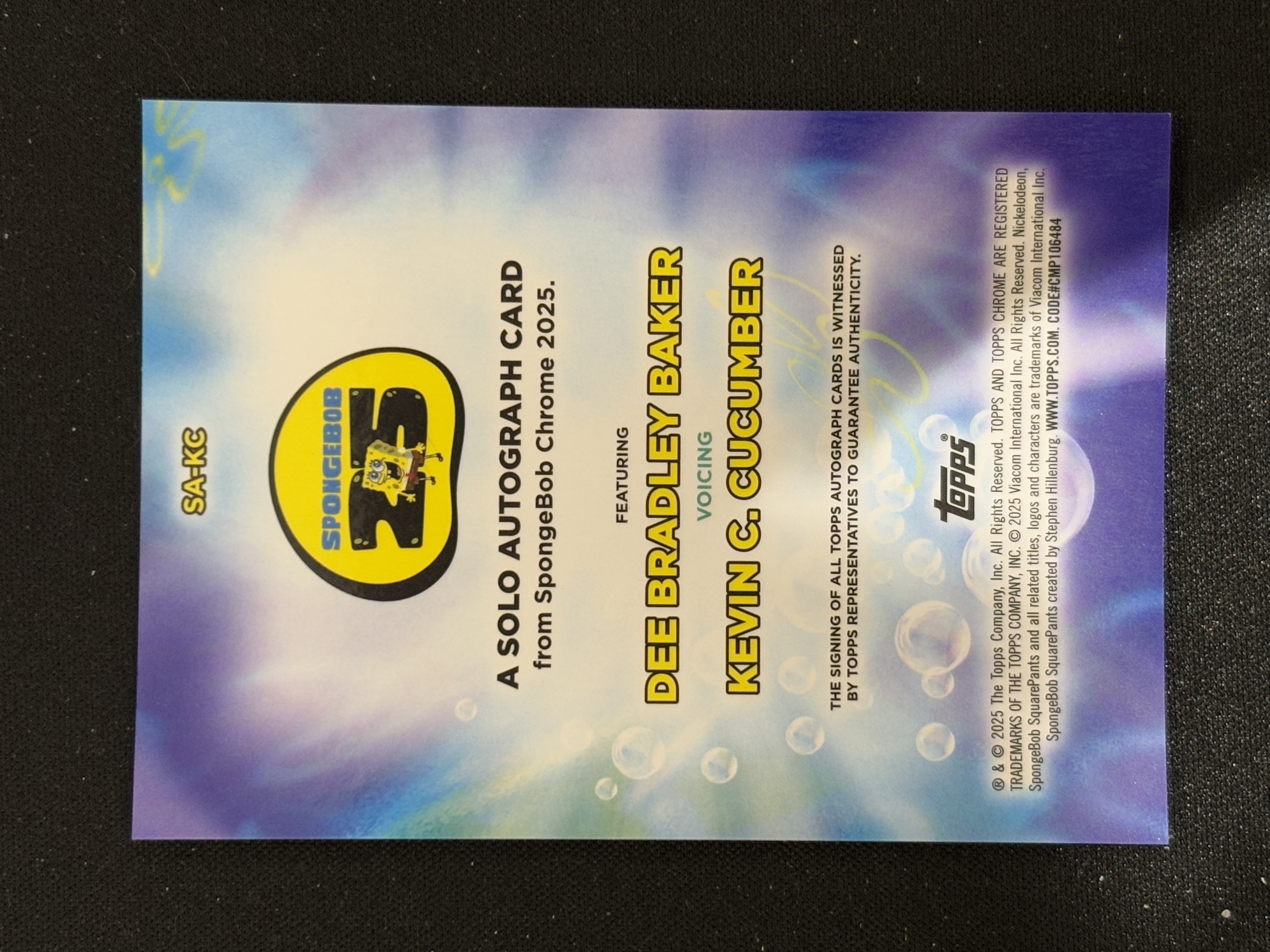 2025 Topps SpongeBob SquarePants Dee Bradley Baker Chrome 海绵宝宝25周年蓝宝石 Kevin 海参凯文 海黄瓜 配音演员签 碎冰折 - sj