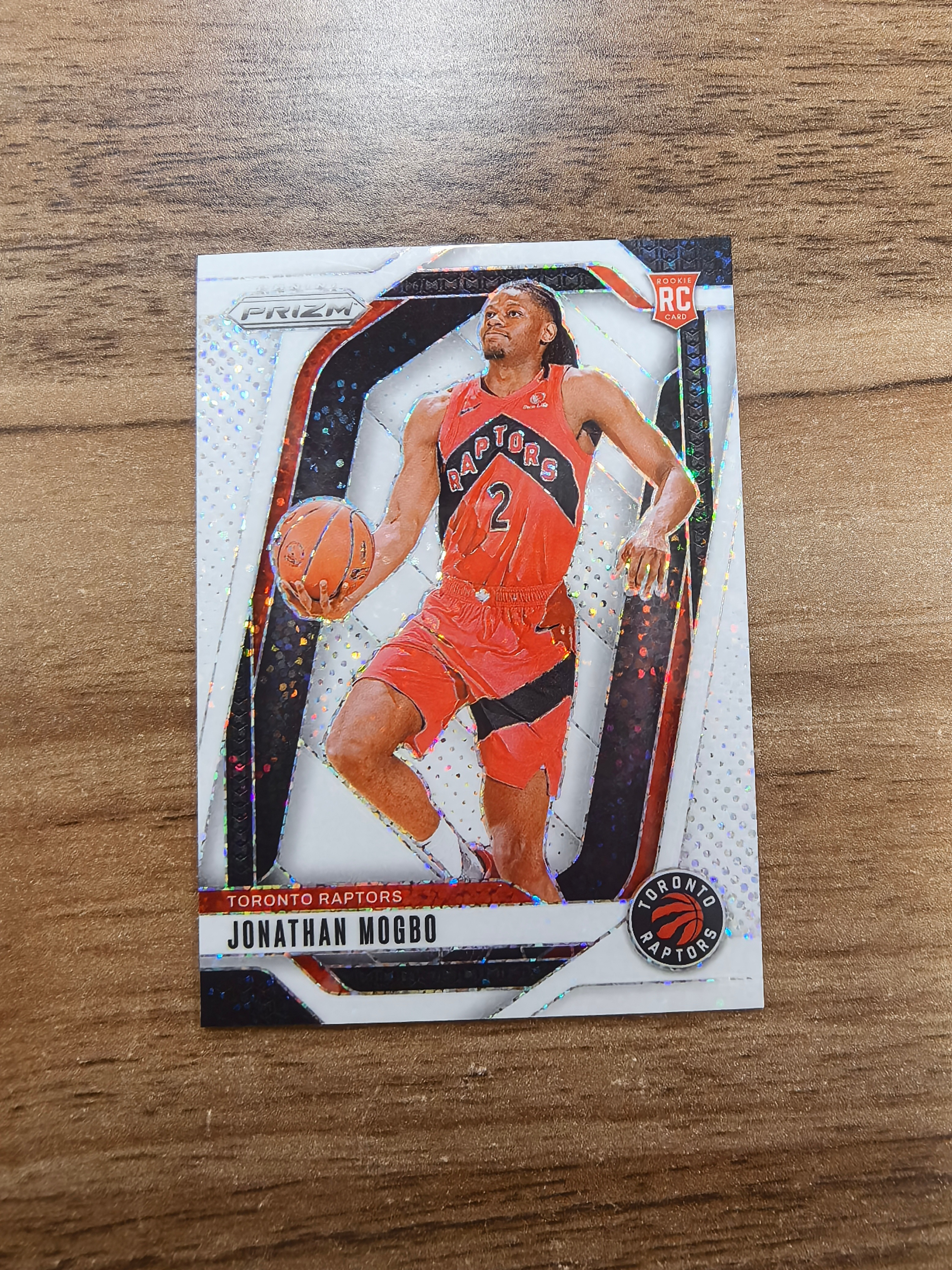 2024-25 Panini Prizm Jonathan Mogbo RC PZ 猛龙 乔纳森莫格博 白点点折 折射 微瑕 实卡精美 卡品如图 收藏必入 流浪