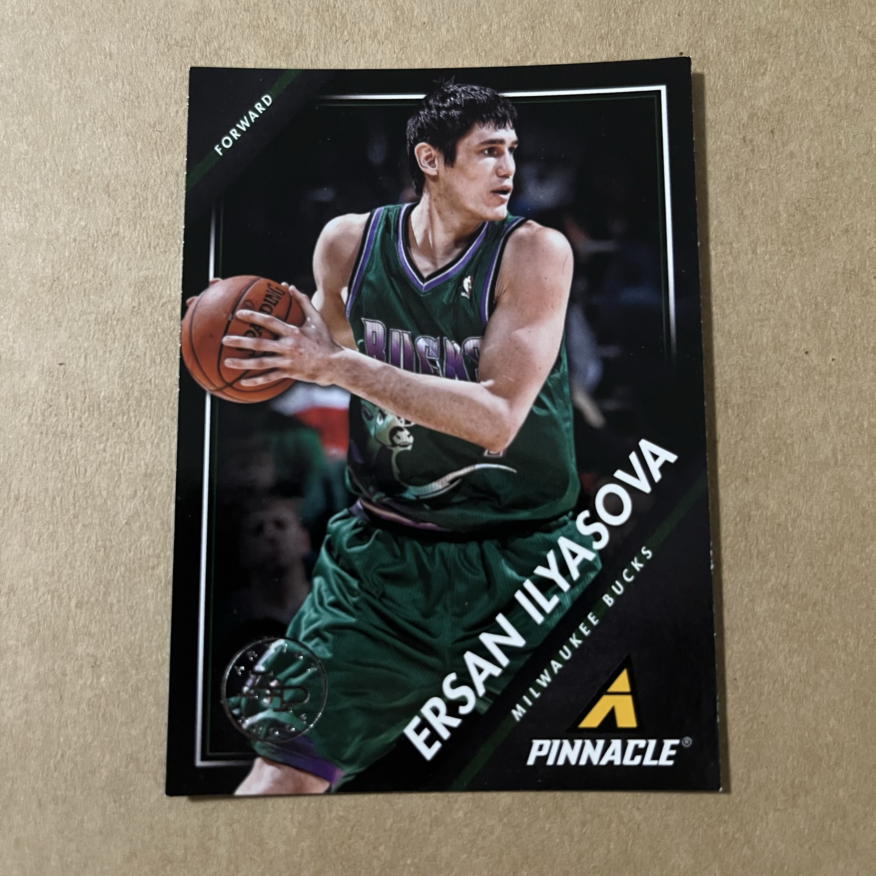 2013-14 Panini Pinnacle Ersan Ilyasova 【0手续费代卖】伊利亚索瓦 雄鹿 带钢印 AP 巅峰 热门球星 专收必备 凑套收藏 可累计#篮球卡