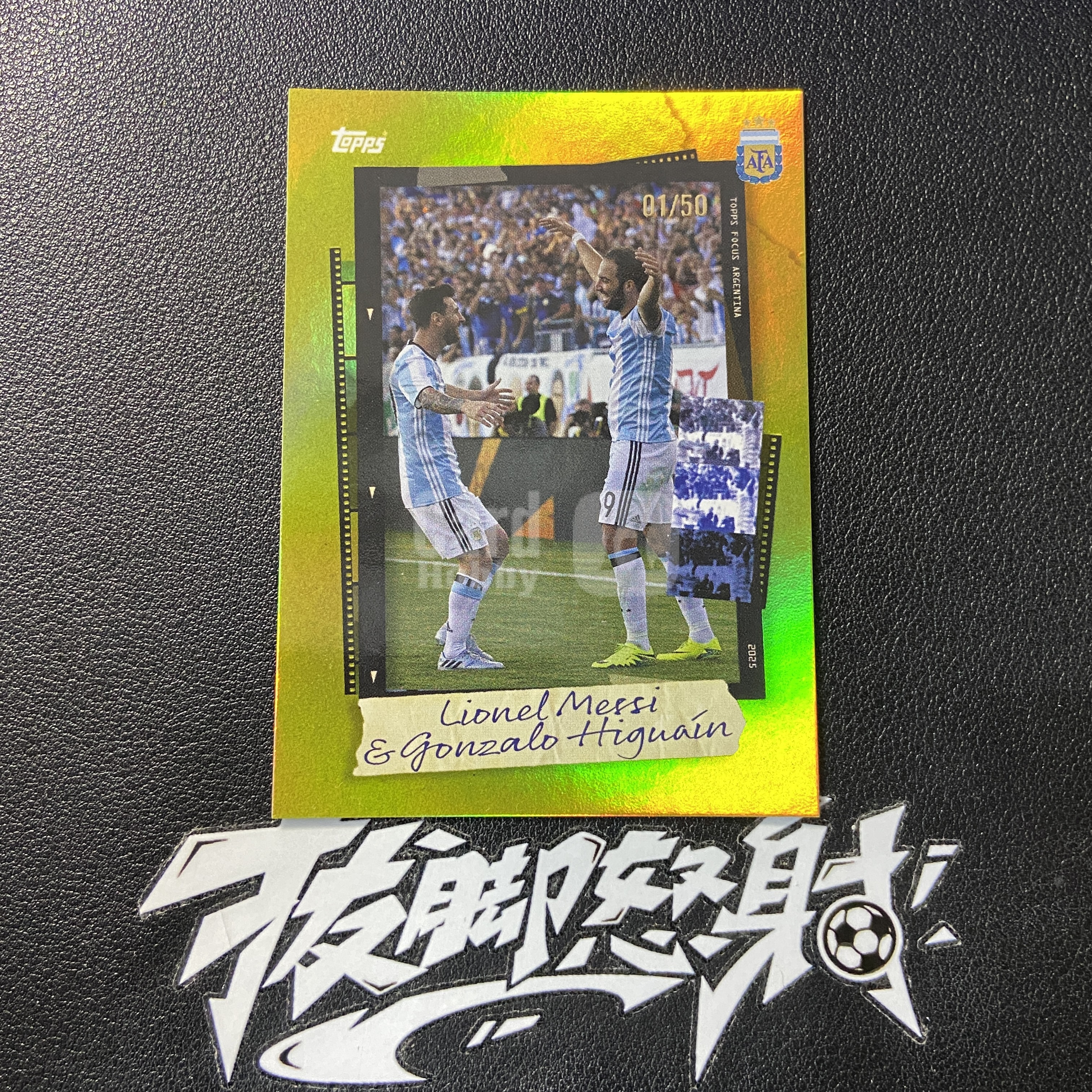 【拔脚代卖】2025 Topps 阿根廷队盒 Lionel Messi 巴萨 巴黎 迈阿密国际 阿根廷 利昂内尔 梅西 GOAT 伊瓜因 特卡 金折 1/50编 首编收藏必备 瑕疵如图｜拔脚白头H46