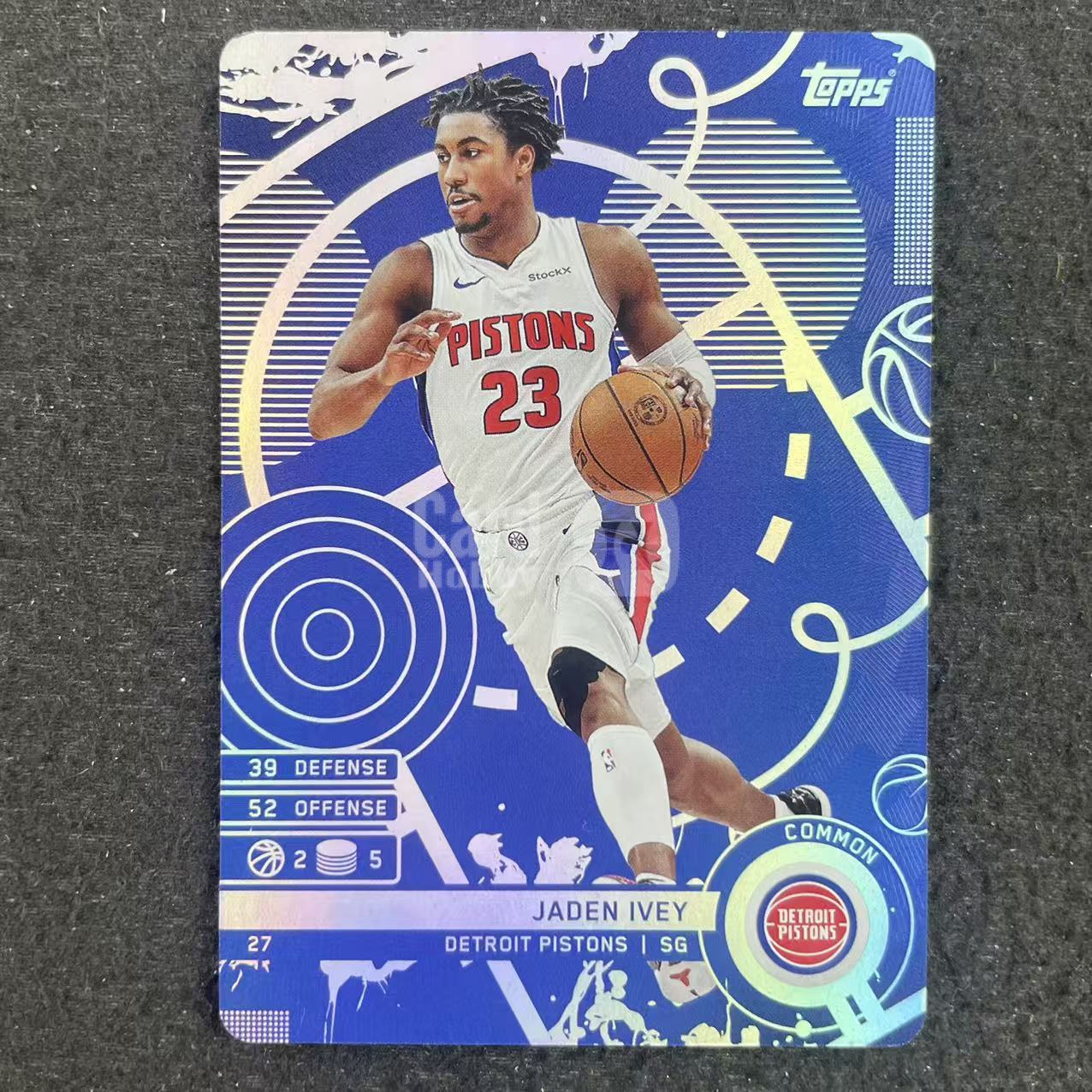 【小旋风拍卖】2025 Topps Match Attax Jaden Ivey 杰登 艾维 活塞 蓝折 游戏版 收藏必备