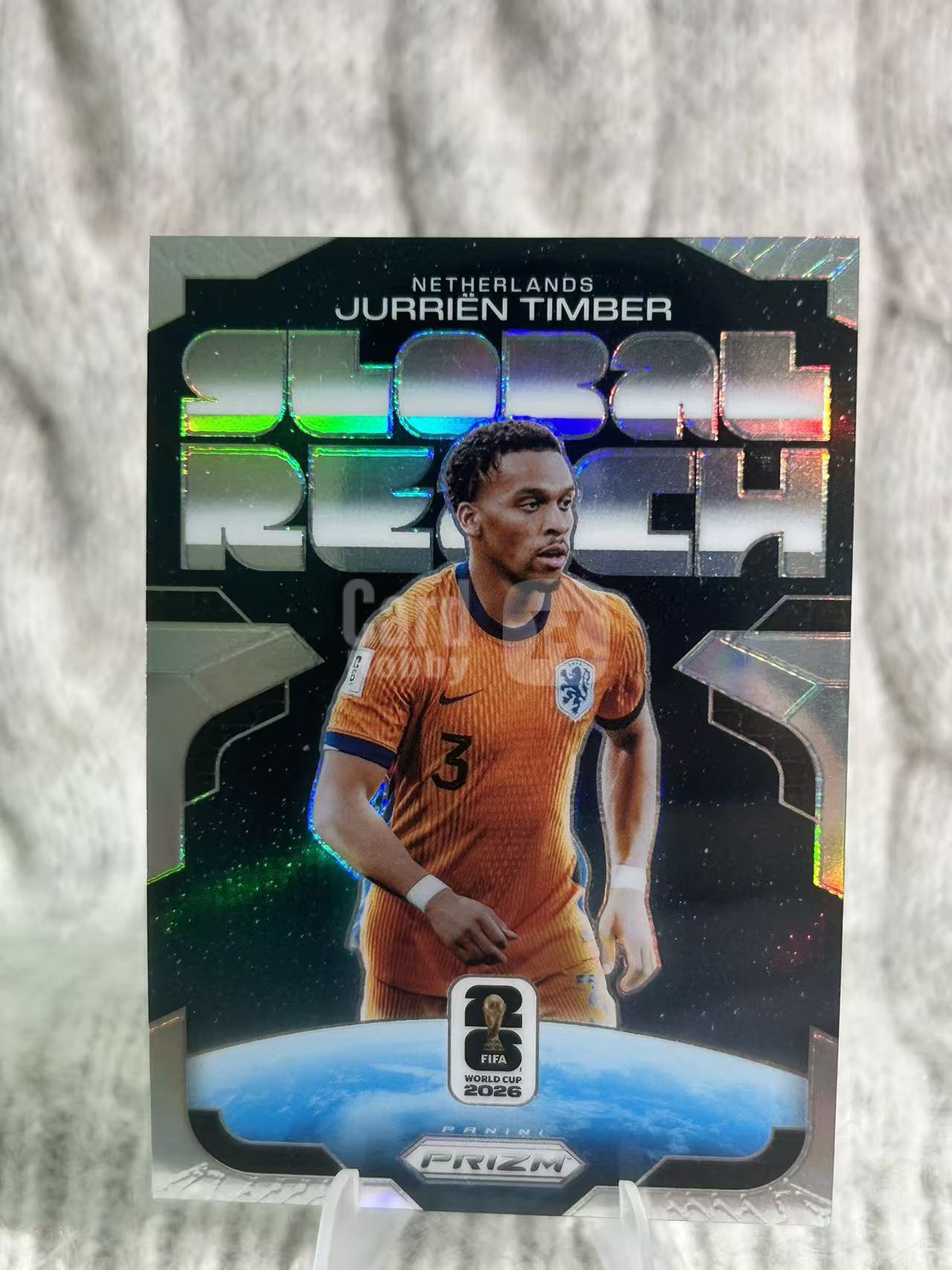 2026 Panini Prizm 世界杯 Jurriën Timber Global Reach 特卡 - 尤里恩・廷伯 - 荷兰国脚,效力阿森纳,全能后卫,随队出战世界杯