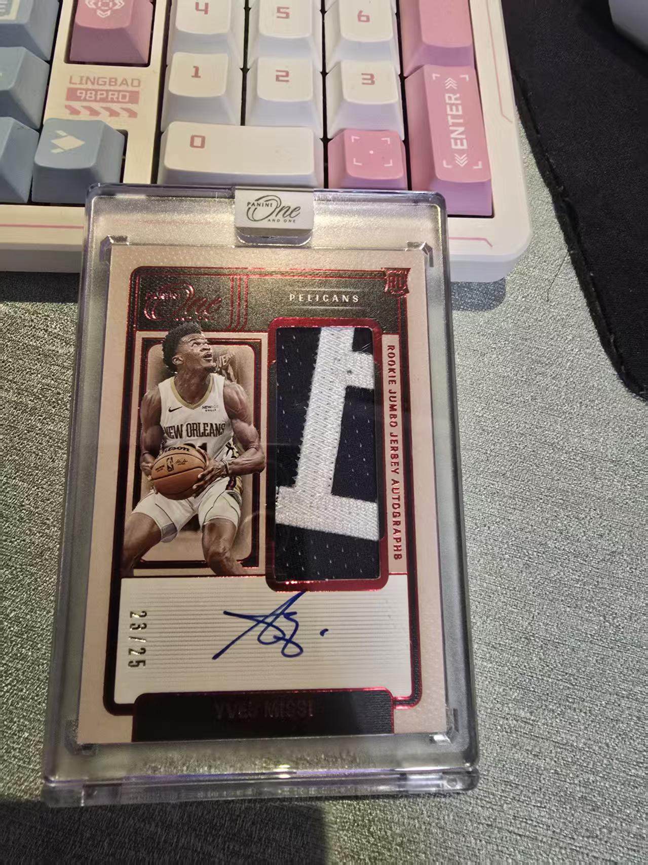 2024-25 Panini One and One Yves Missi RC 伊夫米西 鹈鹕 新秀 OAO 25编 签字 卡签 球衣暴力切割 RPA 红平行 锡安 普尔队友 未来明星内线 首发