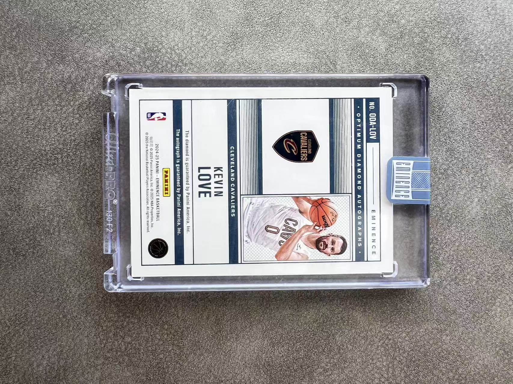 6368【330球星卡实体店代卖】panini 24-25 大真金 凯文乐福(Kevin Love)钻石 签字 AUTO 卡签 09/10编 原封砖 骑士 仅顺丰寄付(ZHS)