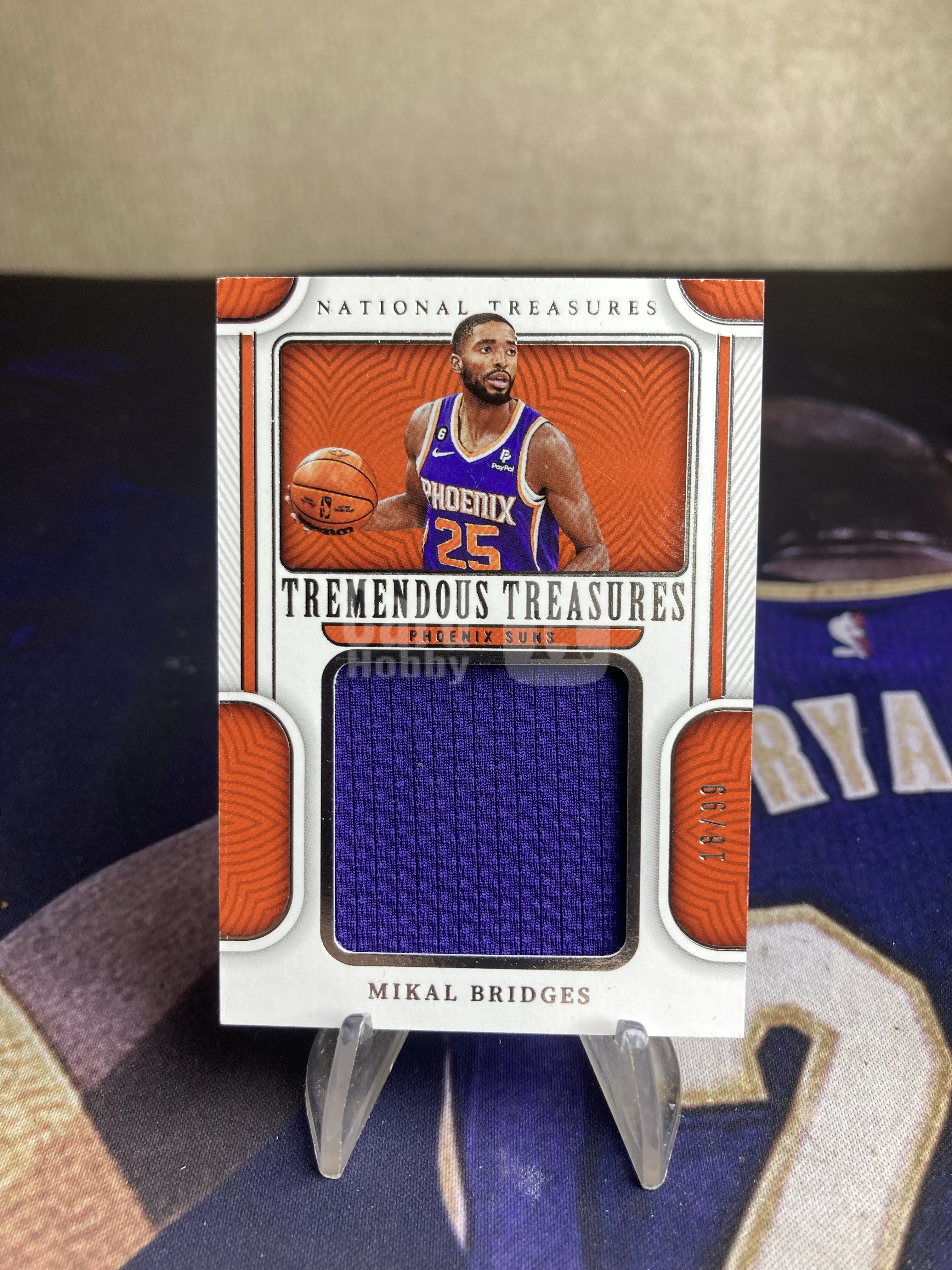2022-23 Panini National Treasures Mikal Bridges 【星卡优转】国宝系列 太阳 米卡尔 布里奇斯 18/99编 大窗球衣切割 专收必备 微瑕如图 成