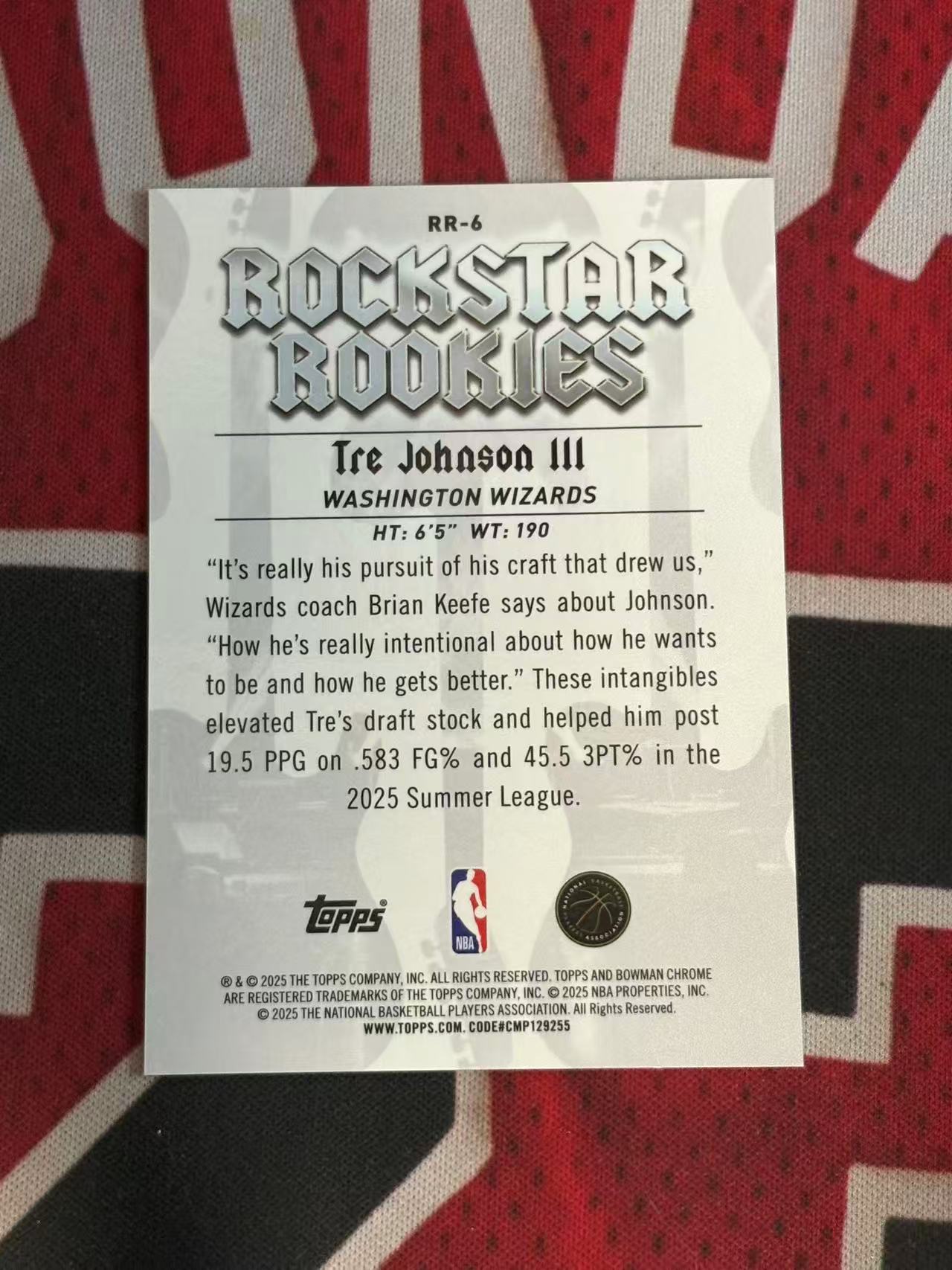 2025-26 TOPPS BOWMAN CHROME TRE JOHNSON III 奇才 新秀RC 特雷约翰逊三世 199编 ROCKSTAR摇滚巨星特卡 聚光灯式设计 紫折 折射【烂臭嘴拍卖】