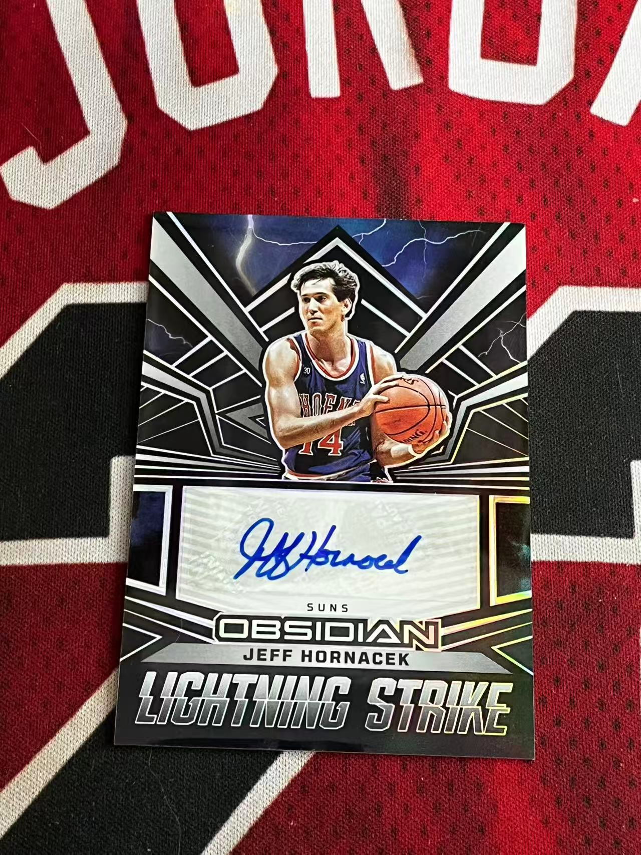 【接寄拍费率低至5%含卡淘手续费】2022-23 PANINI OBSIDIAN 黑曜石系列 太阳名宿 杰夫霍纳塞克 149编 签字卡 银折 折射【烂臭嘴拍卖】