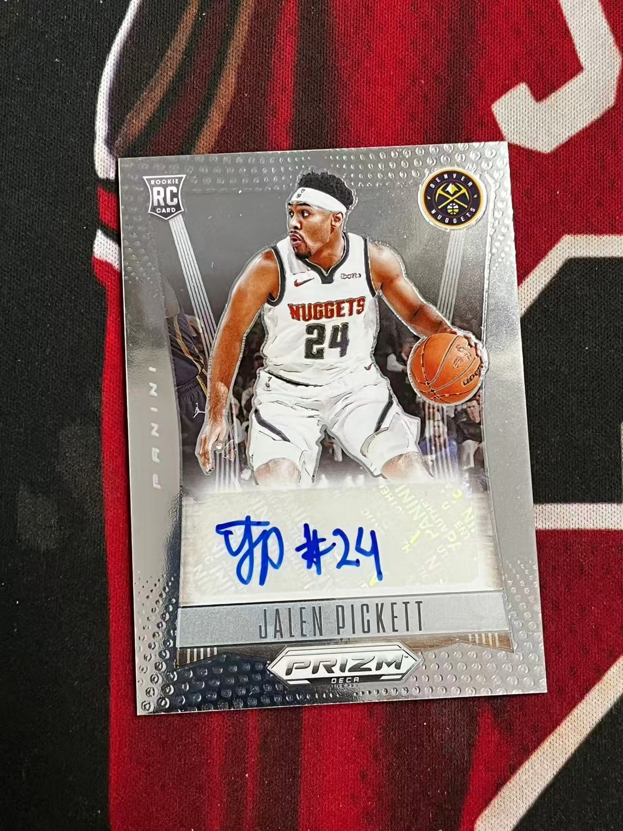 【接寄拍费率低至5%含卡淘手续费】2022-23 PANINI PRIZM PZ DECA 掘金 新秀RC 杰伦皮克特 签字卡 银折 折射 专收凑套必备【烂臭嘴拍卖】