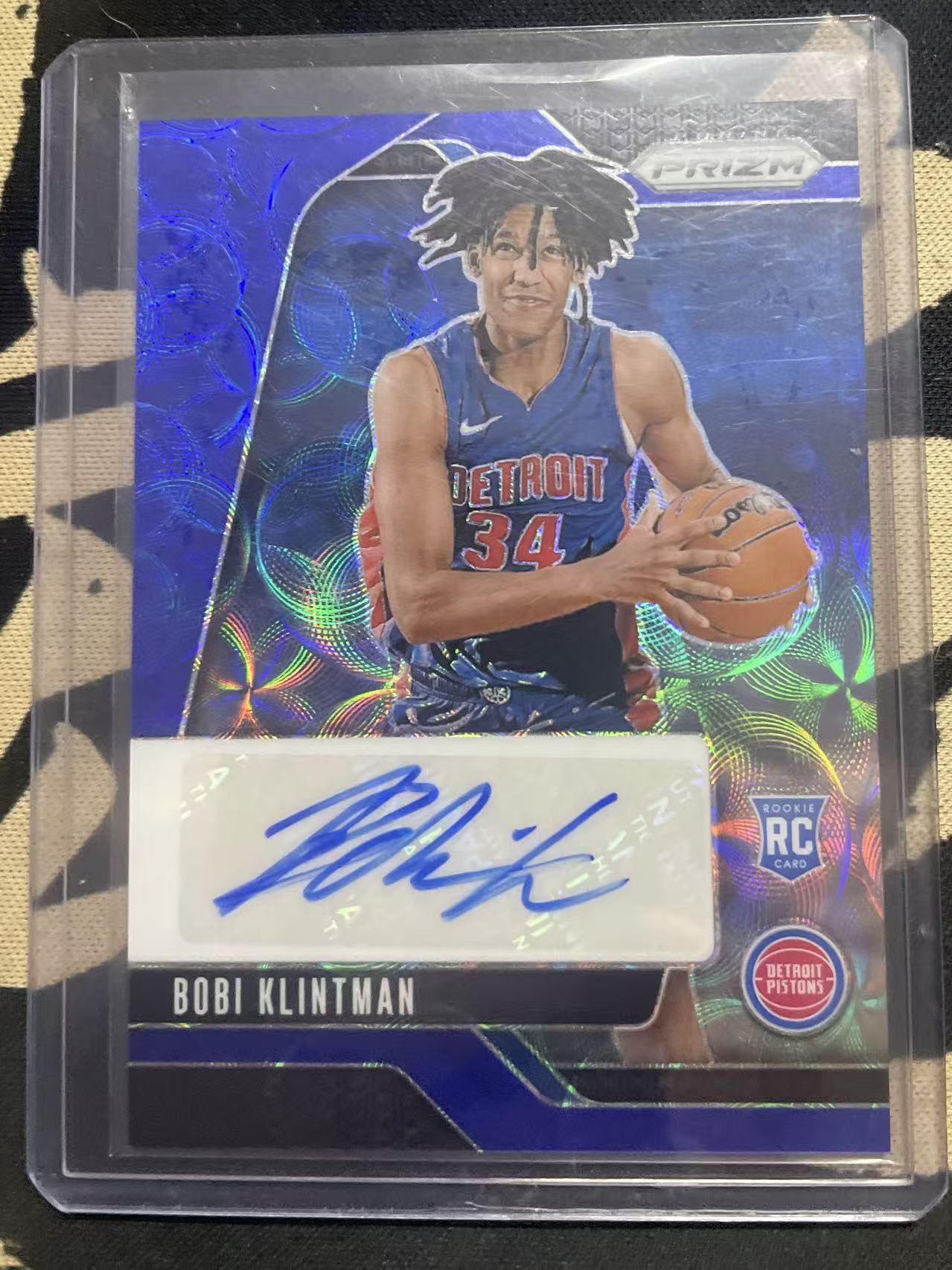 2024-25 Panini Prizm Bobi Klintman 博比·克林特曼 活塞 蓝圈圈折 49编 pz 折射 rc 新秀年 签字 贴签 未来可期 值得收藏(猴子卡社)