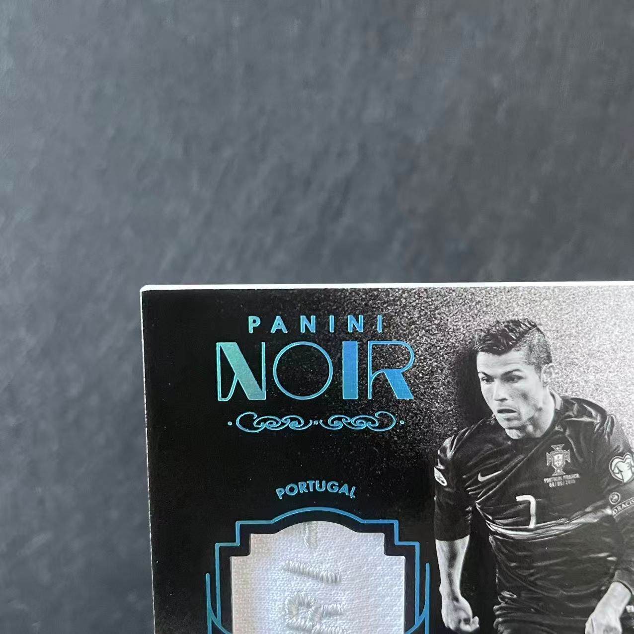 【德基拍卖】2016-17 Panini Noir Cristiano Ronaldo 元年诺尔 葡萄牙 C罗 克里斯蒂亚诺 罗纳尔多 落场球衣物料 卡签 签字 湖水蓝 One of One 1/1编 收藏必备 卡品如图 Andy9-3