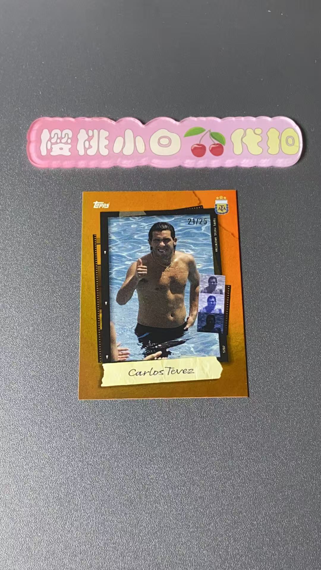 2025 Topps Argentina Carlos Tevez 樱桃小白 25编 特维斯 快照 橙折 阿根廷聚焦系列 卡品不保 默认微瑕 收藏必备【许克】