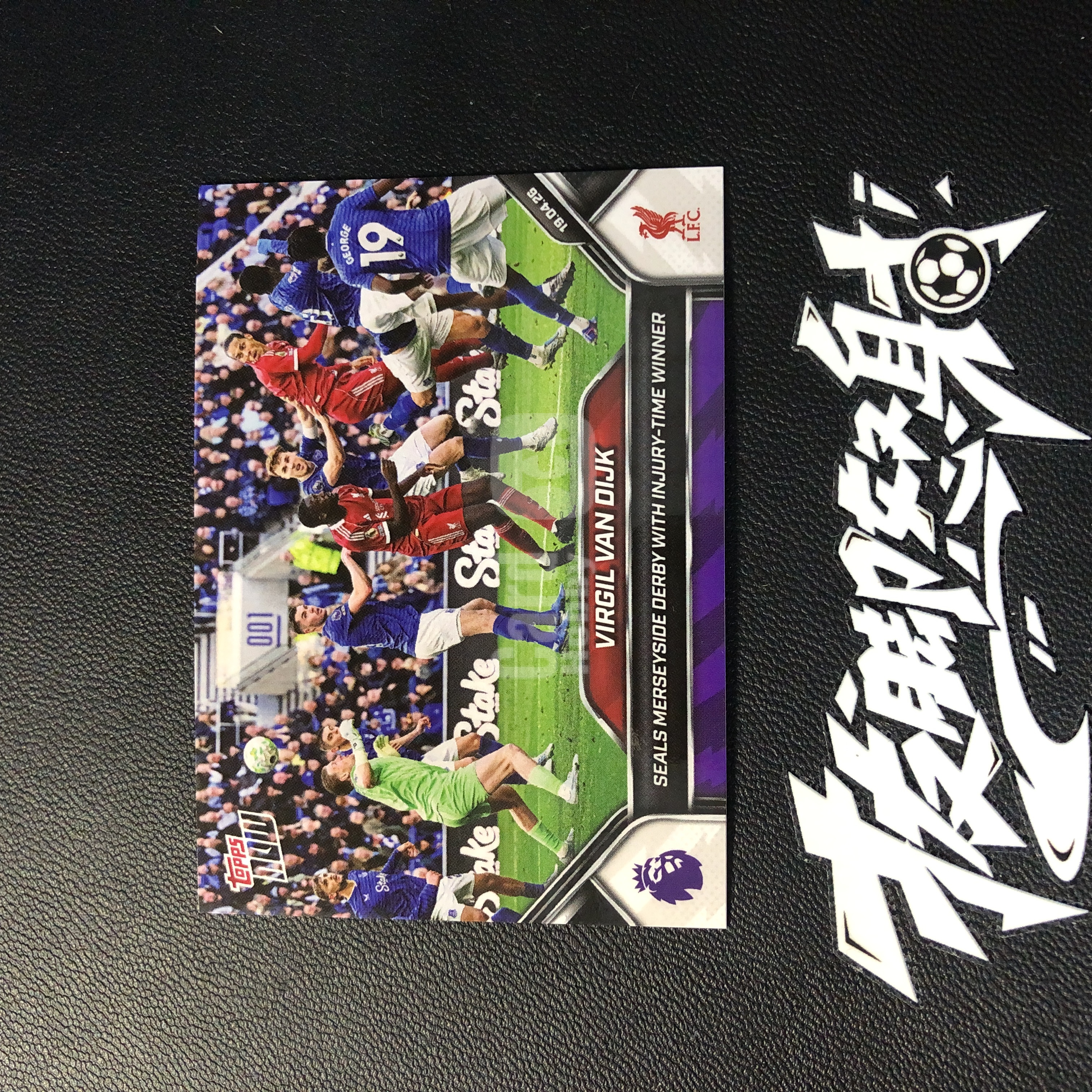 【拔脚代卖】2026 Topps Now 英超 菲尔吉尔 范戴克 Virgil van Dijk 利物浦 南安普顿 伤停绝杀拿下默西塞德德比 纪念卡 荷兰收藏必备 瑕疵如图｜拔脚沙漠BH20