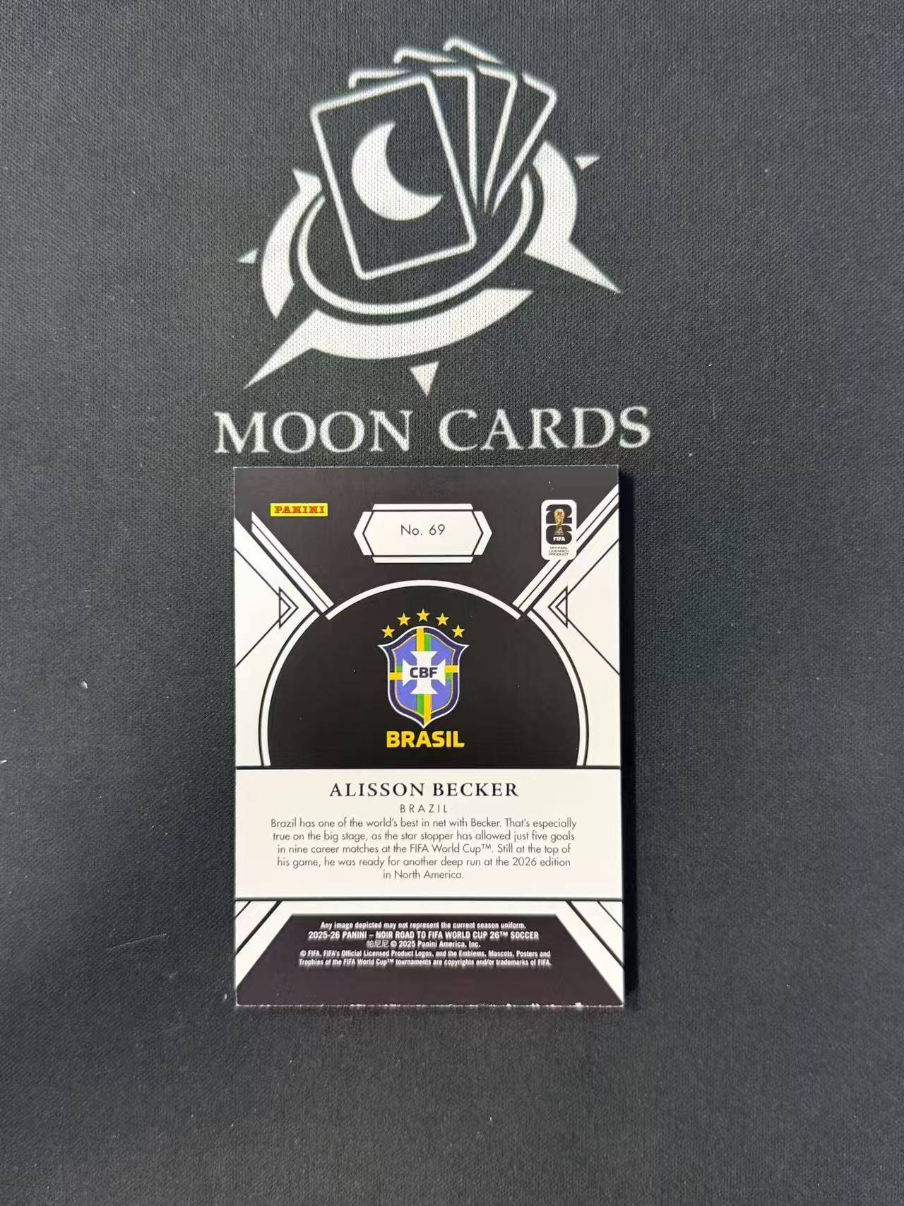 【梦卡拍卖】2025-26 Panini Noir 诺尔 世界杯之路 Alisson Becker 阿利松 贝克尔 巴西 base /15编 紫折 低编 #DD# A07