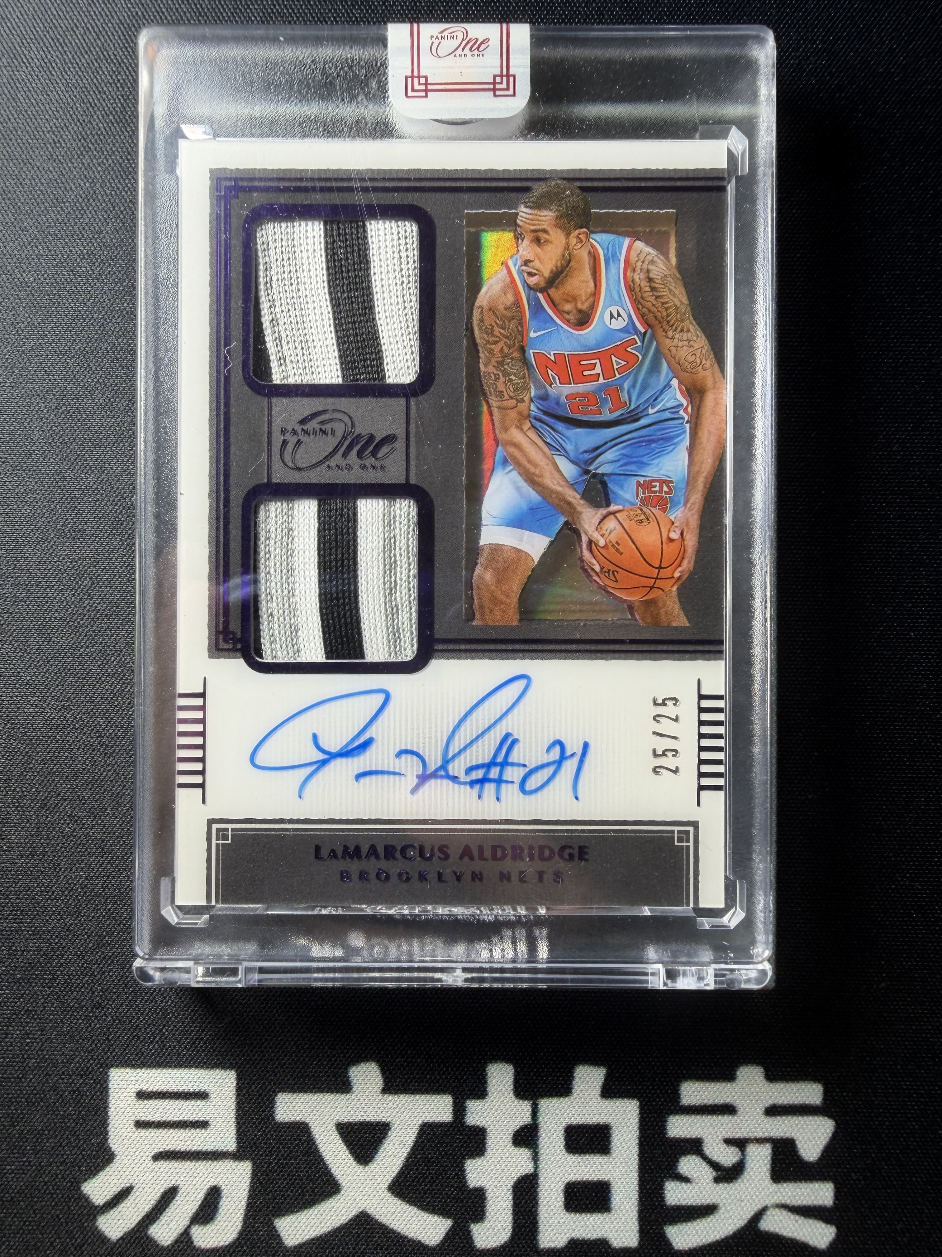 【易文拍卖 超级回款】2020-21 Panini One And One 篮球 LAMARCUS ALDRIDGE 开拓者 阿尔德里奇 阿德 25编 尾编 卡签字签名 patch物料原封砖 #舞白