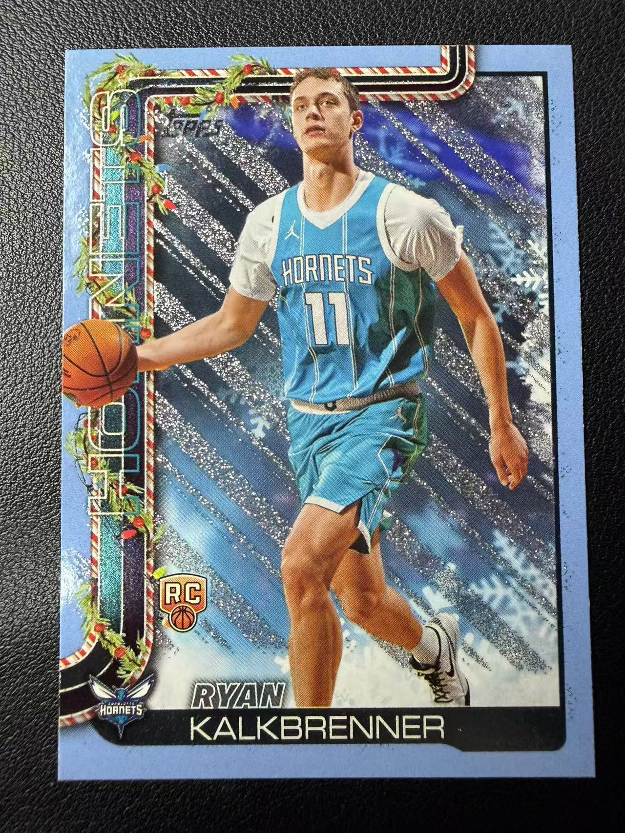 2025 Topps Holiday Ryan Kalkbrenner RC Topps 假日系列 黄蜂 瑞安 卡尔克布伦纳 新秀 蓝平行 碎闪折 圣诞元素 卡品如图(郭)