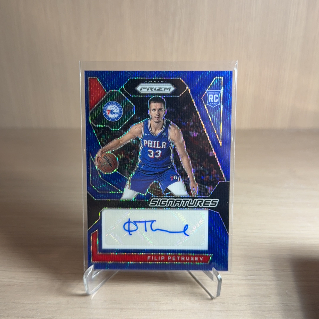 2023-24 Panini Prizm Filip Petrusev RC 【免费代卖】76人 新秀 RC 菲利普 彼得鲁舍夫 PZ PRIZM 签字 贴签 蓝波纹折 折射 卡品如图 值得收藏!!
