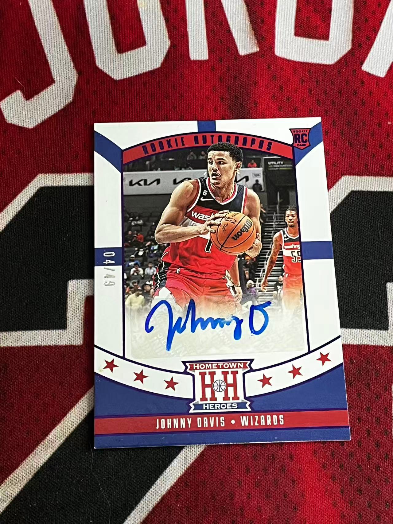 【接寄拍费率低至5%含卡淘手续费】2022-23 PANINI CHRONICLES 编年史系列 奇才 新秀RC 约翰尼戴维斯 49编 签字卡 家乡英雄签字卡 专收凑套必备【烂臭嘴拍卖】