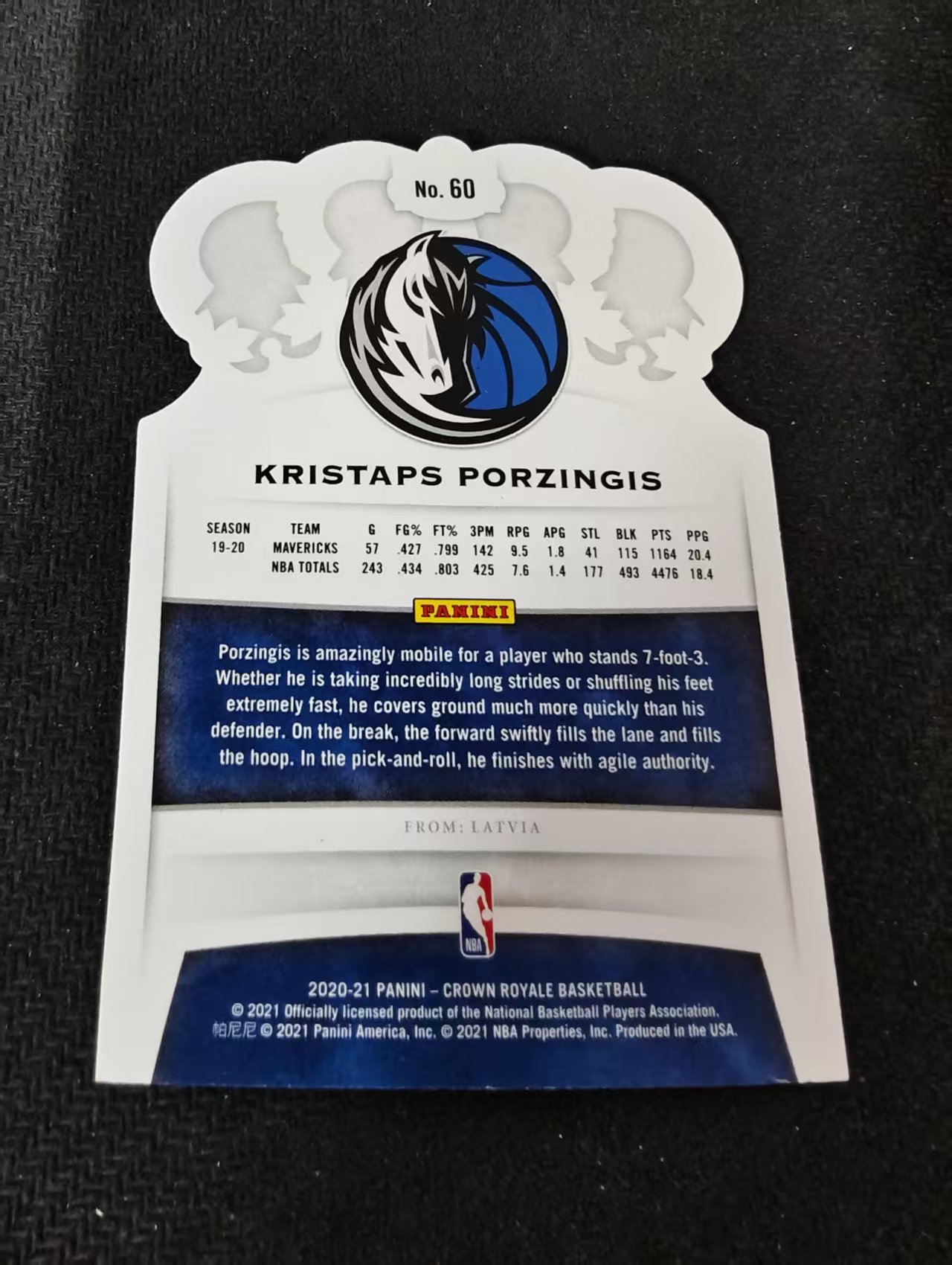 2020-21 Panini Crown Royale Kristaps Porzingis 皇冠 波尔津吉斯 小牛 独行侠 皇冠 异形 划痕 边角瑕疵 #60