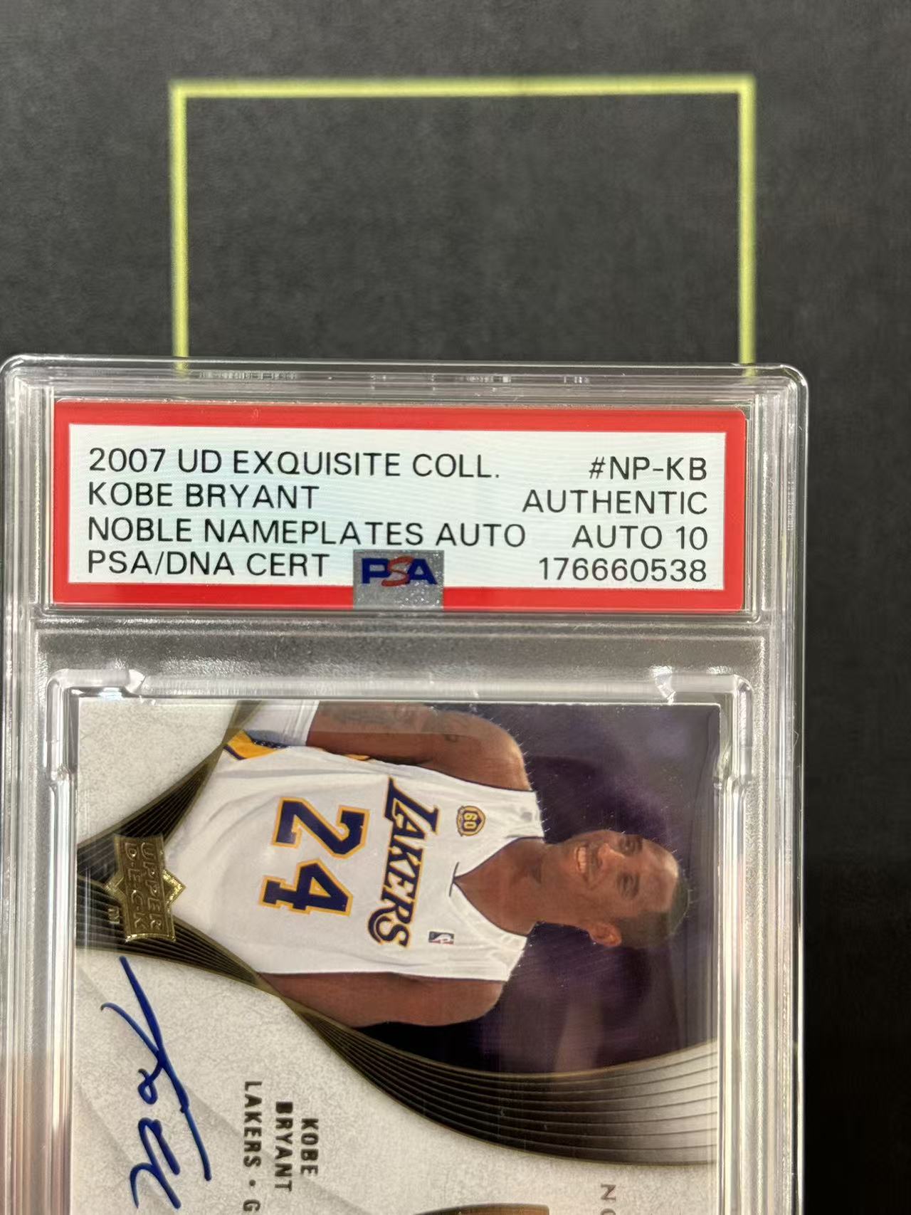 2007 Upper Deck Exquisite Kobe Bryant 【云霄精品】木盒 科比 布莱恩特 湖人黑曼巴 签字 盾牌 球衣PATCH NN PA 1/25编 卡签 PSA墨迹10 豌豆