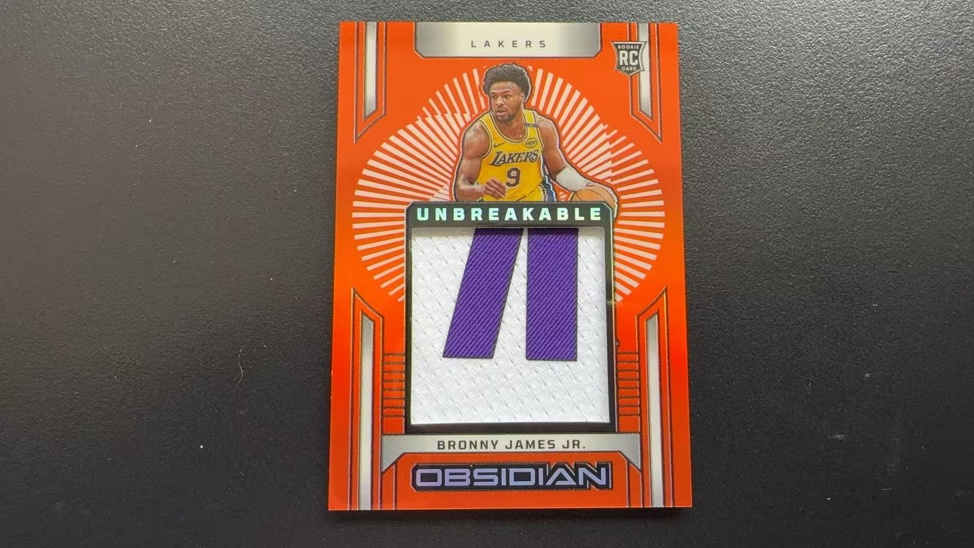 【Pw代卖】2024-25Panini 篮球黑曜石 Bronny James Jr. 布朗尼 詹姆斯 湖人 太子 新秀 RC 大窗物料 超暴力字母切割 橙折 99编 实卡精美 收藏必备 萝卜哥