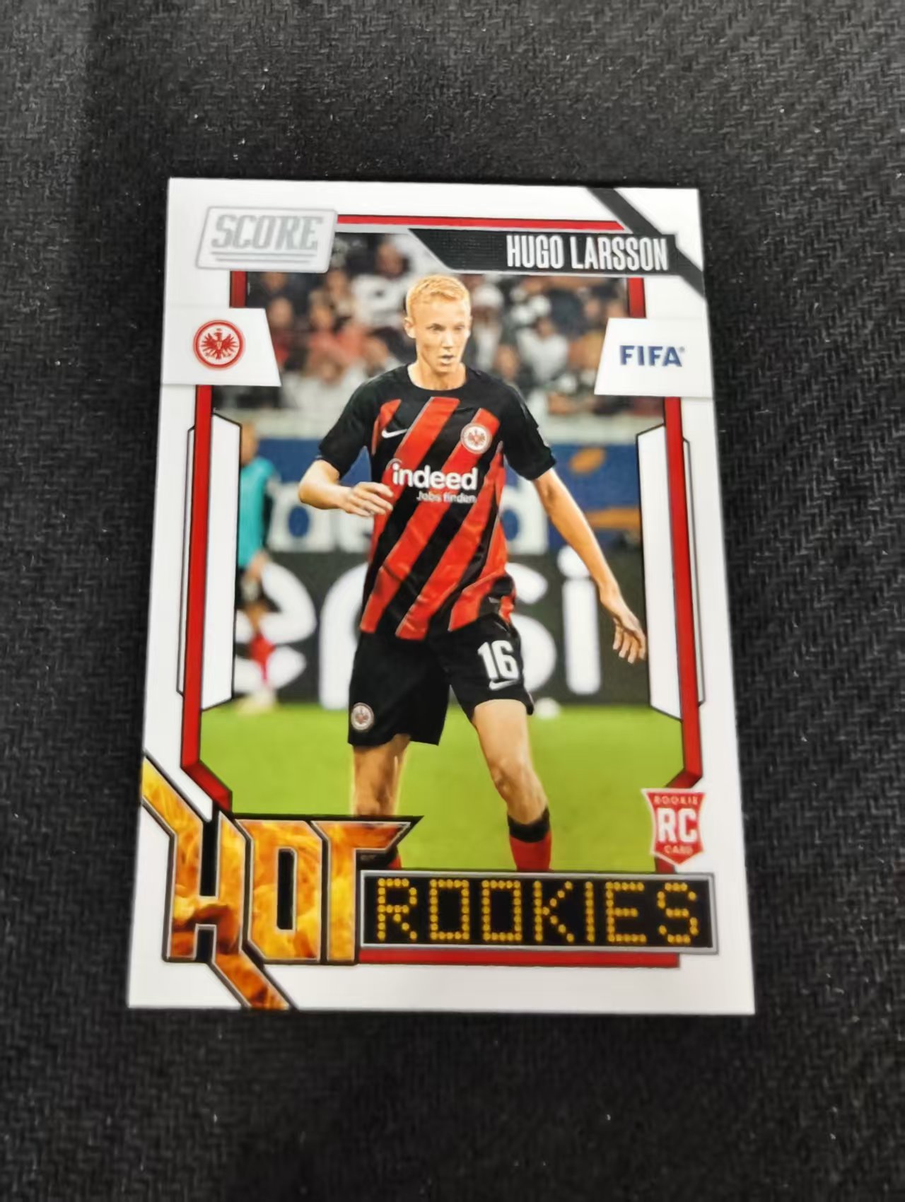 【可合并,不累计】2023-24 Panini Score Hugo Larsson 雨果 拉尔森 法兰克福 RC 新秀 FIFA 特卡 划痕 边角瑕疵 #16