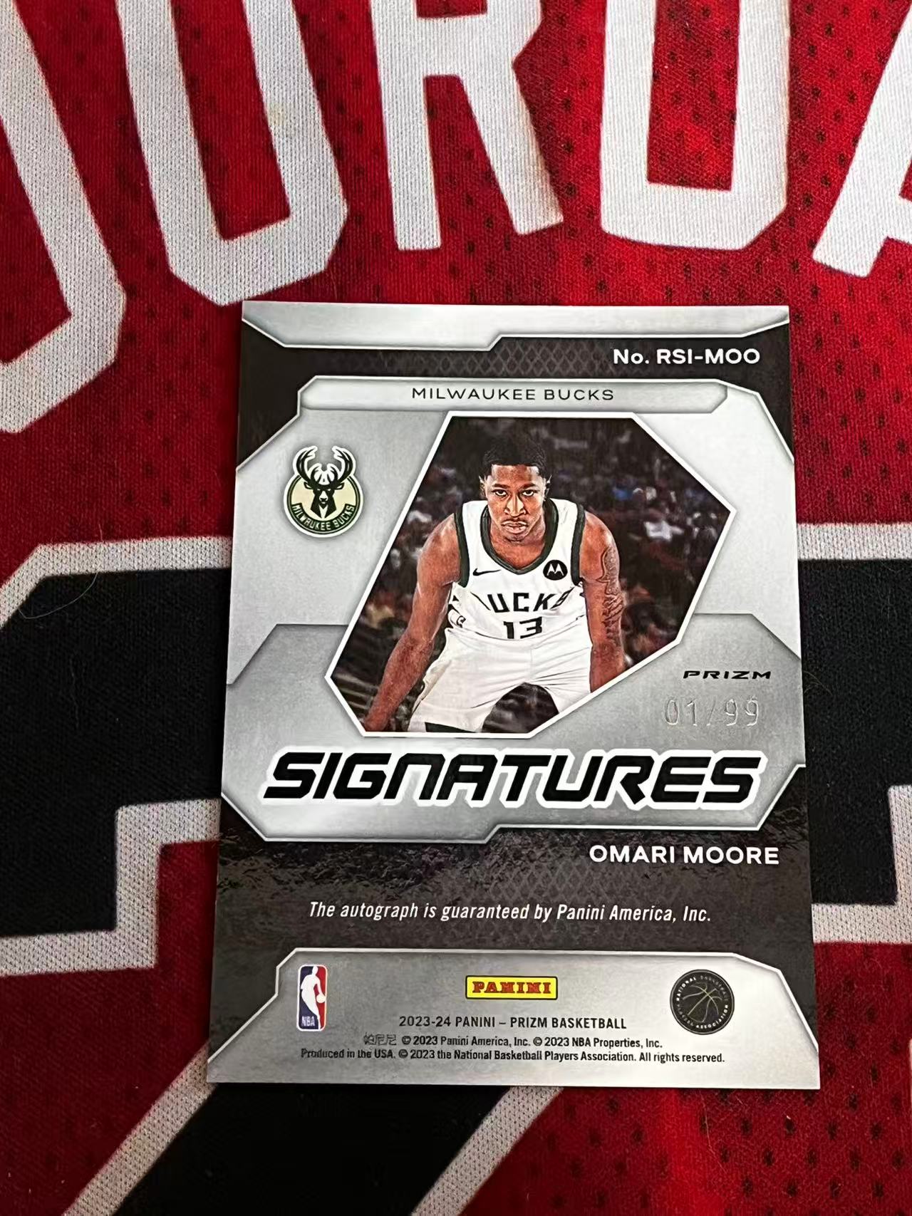 【接寄拍费率低至5%含卡淘手续费】2023-24 PANINI PRIZM PZ 雄鹿 新秀RC 奥马里摩尔 01/99编 首编 签字卡 正新秀签字卡 红折 折射 专收凑套必备【烂臭嘴拍卖】