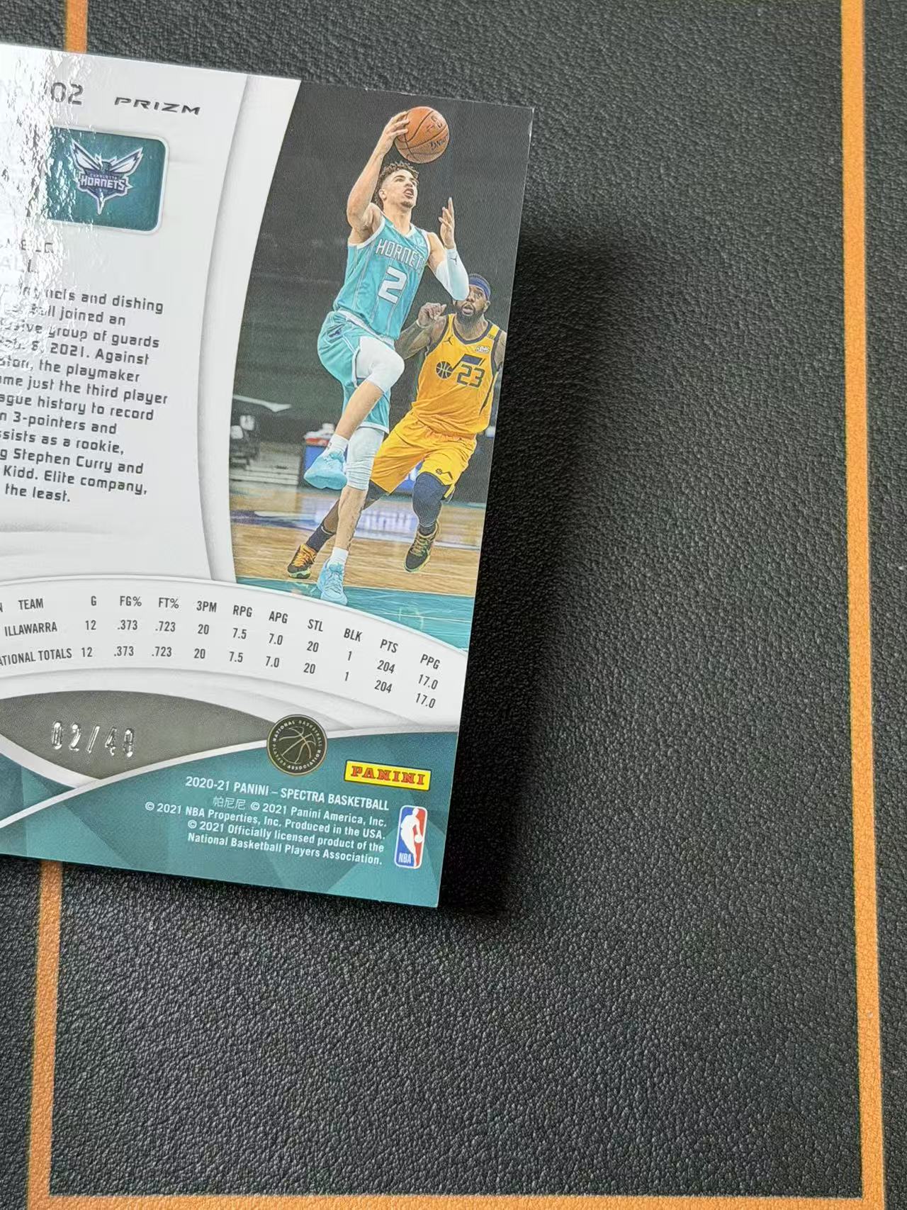 【Ai拍卖】2020-21Spectra光谱Lamelo Ball拉梅洛·鲍尔 三球 RC新秀 黄蜂2/49编 同背 棱镜折 橙碎纸折 收藏必备 卡品如图 左侧非瑕疵 是折射反光 47