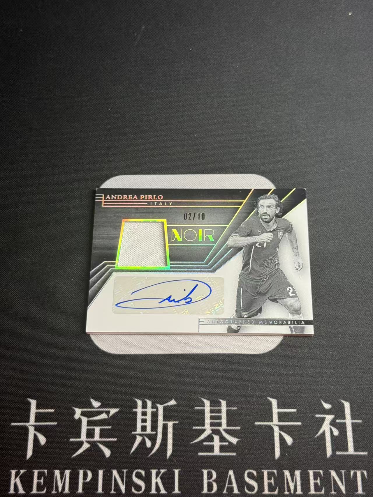 2025-26 Panini Noir Andrea Pirlo 【小来】安德烈 皮尔洛 意大利 尤文 名宿 睡皮 顶级中场 横版黑白物料签 2/10编 墨迹完美 全网首张 瑕疵如图 世界杯年投资佳品