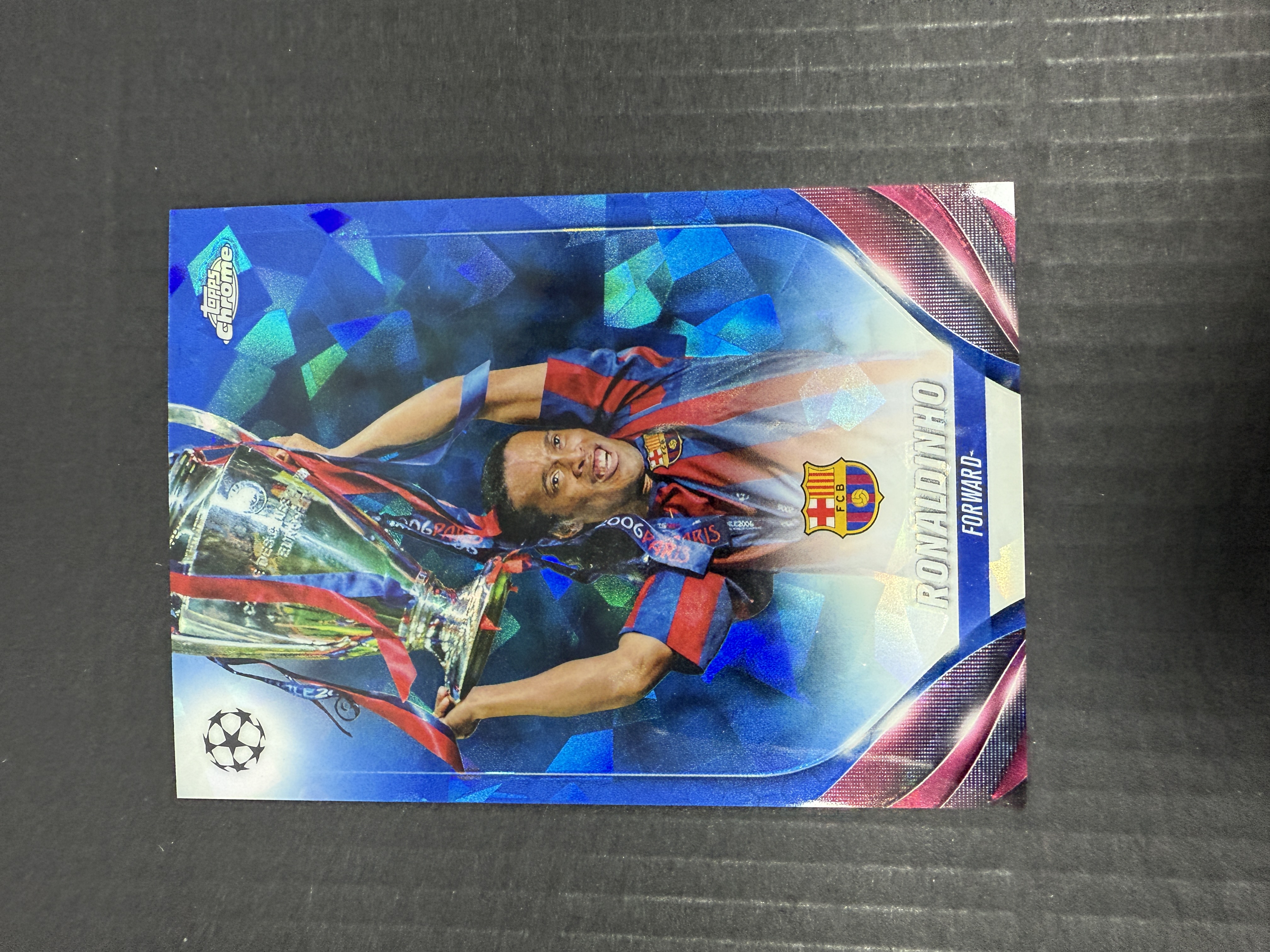 【GOAT山羊拍卖】D哥 2023-24赛季 topps chrome ucc欧战系列 罗纳尔迪尼奥 小罗 蓝碎冰折庆祝捧杯特卡 大比例 少见 巴萨 品相如图