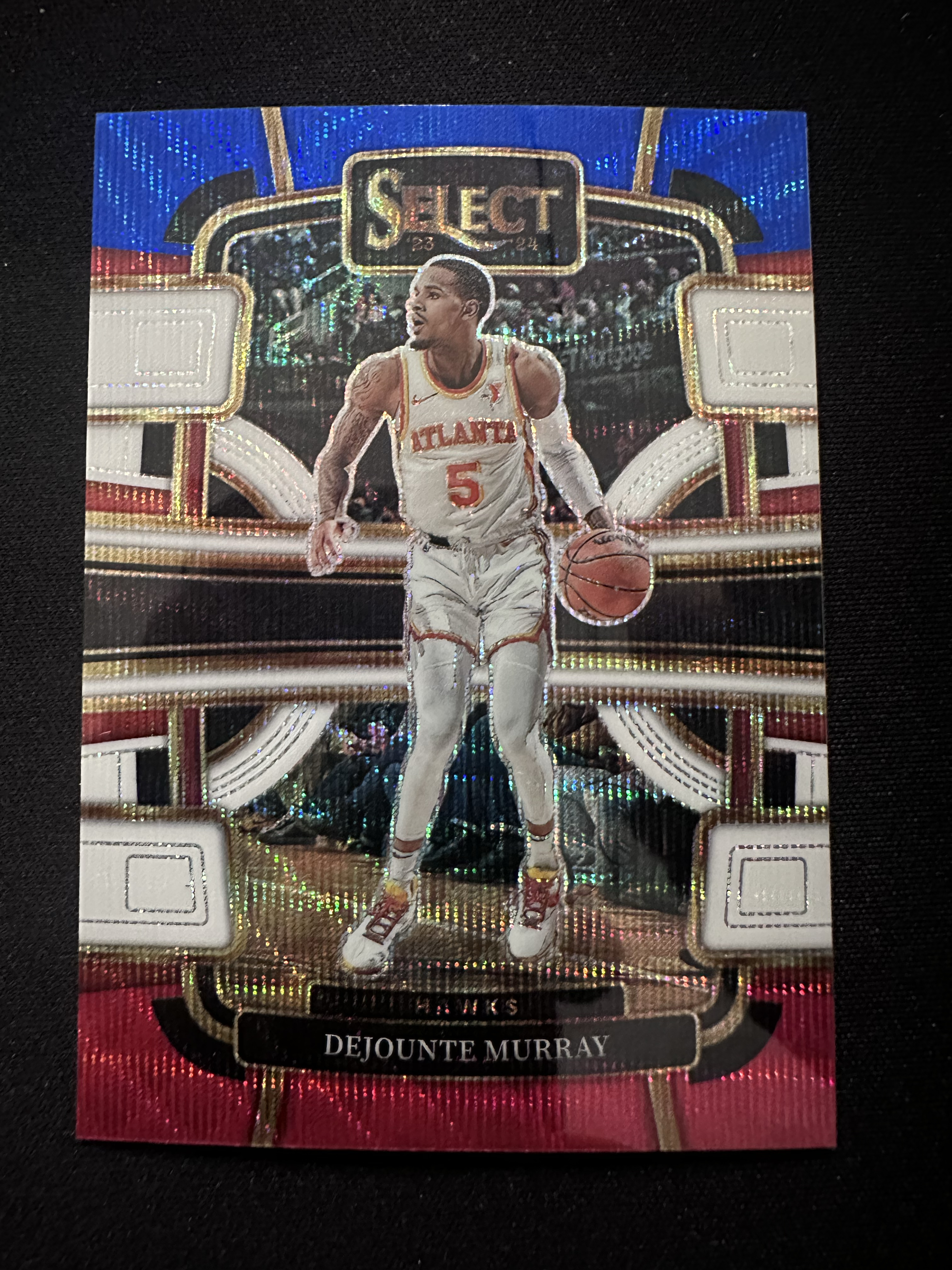 2023-24 Panini Select Dejounte Murray 2023-24老鹰 德章泰 穆雷 国际版 红蓝波纹折 一级卡【万金卡牌 截拍预付85%】