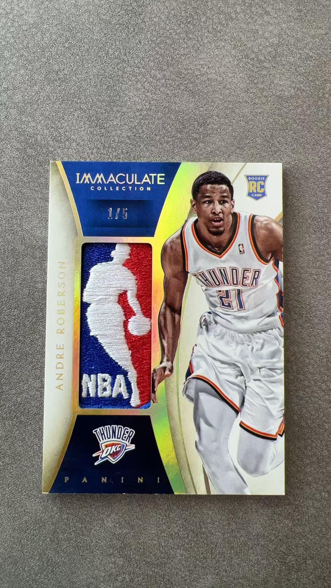 5902【330球星卡实体店代卖】2013-14 帕尼尼 IMM 安德烈 罗伯森 Andre Roberson 雷霆 新秀RC 大窗球衣 logoman 1/5编 首编 仅顺丰寄付(UK23)