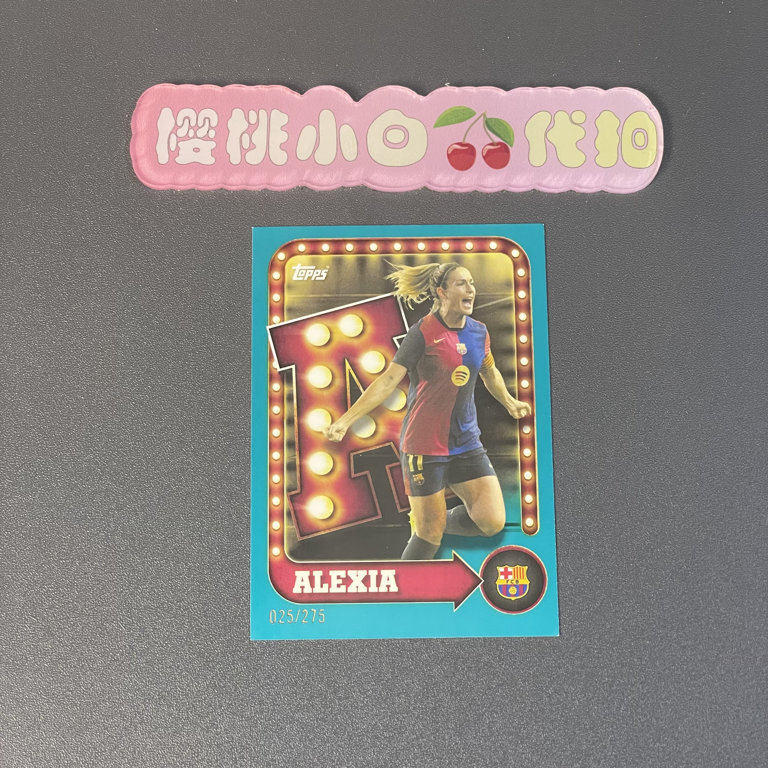 2025 Topps 巴萨铁罐 Alexia Putellas 樱桃小白 巴塞罗那 025/275编 普特拉斯 巴萨女足 卡品不保 默认微瑕 收藏必备【许克】