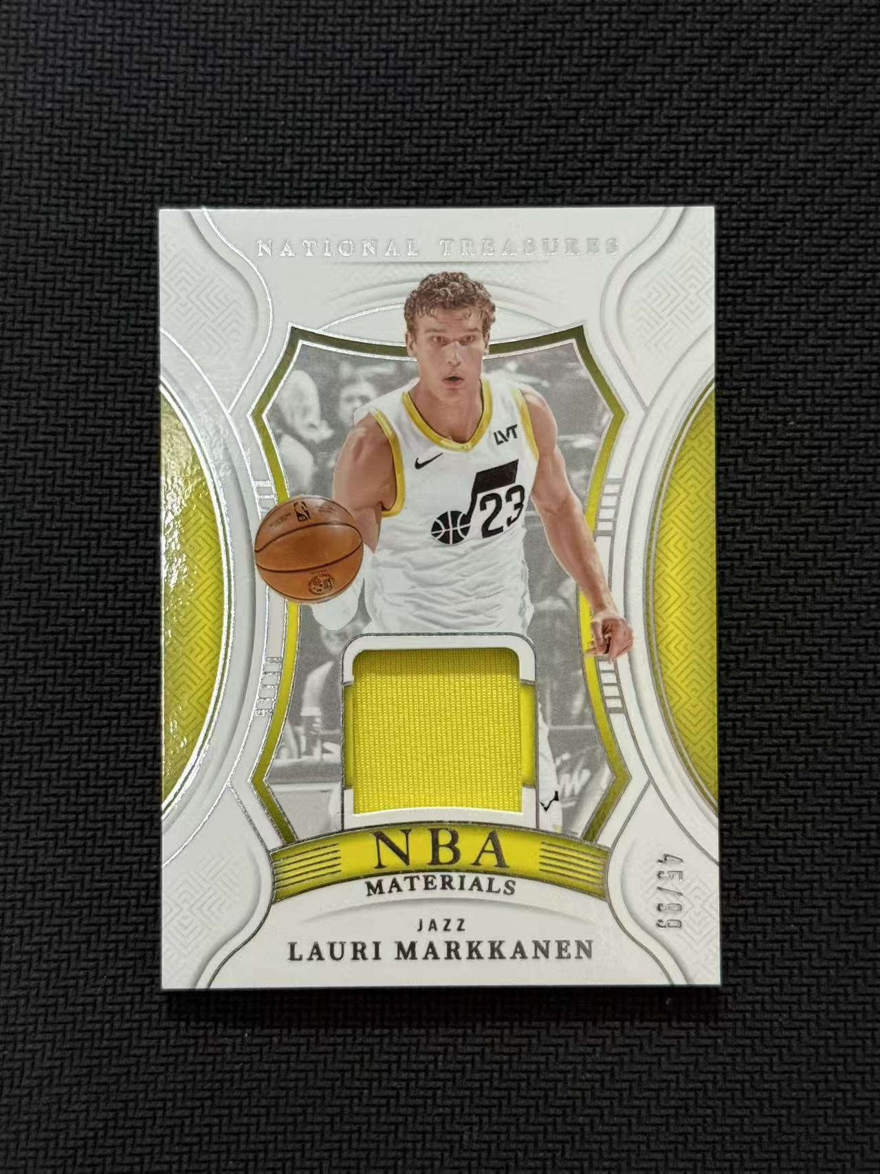 2024-25 Panini National Treasures Lauri Markkanen 爵士 劳里 马尔卡宁 国宝 45/99编 小窗物料 球衣切割 亲穿 GU 卡品如图 老公DR