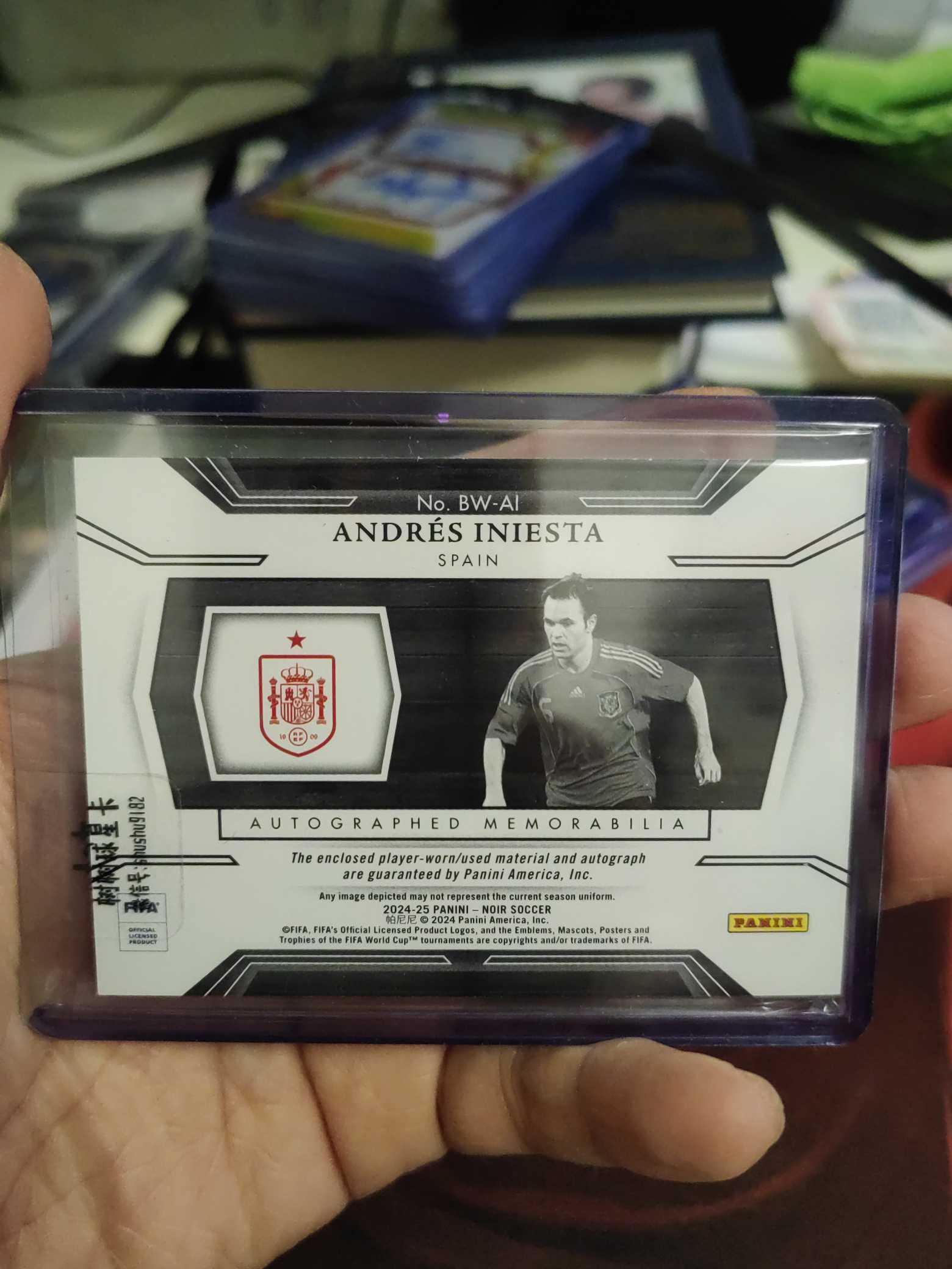 2025 Panini Noir Andres Iniesta 2025 Panini Noir 西班牙 巴萨 小白 伊涅斯塔 10编球衣切割签字卡 !!!