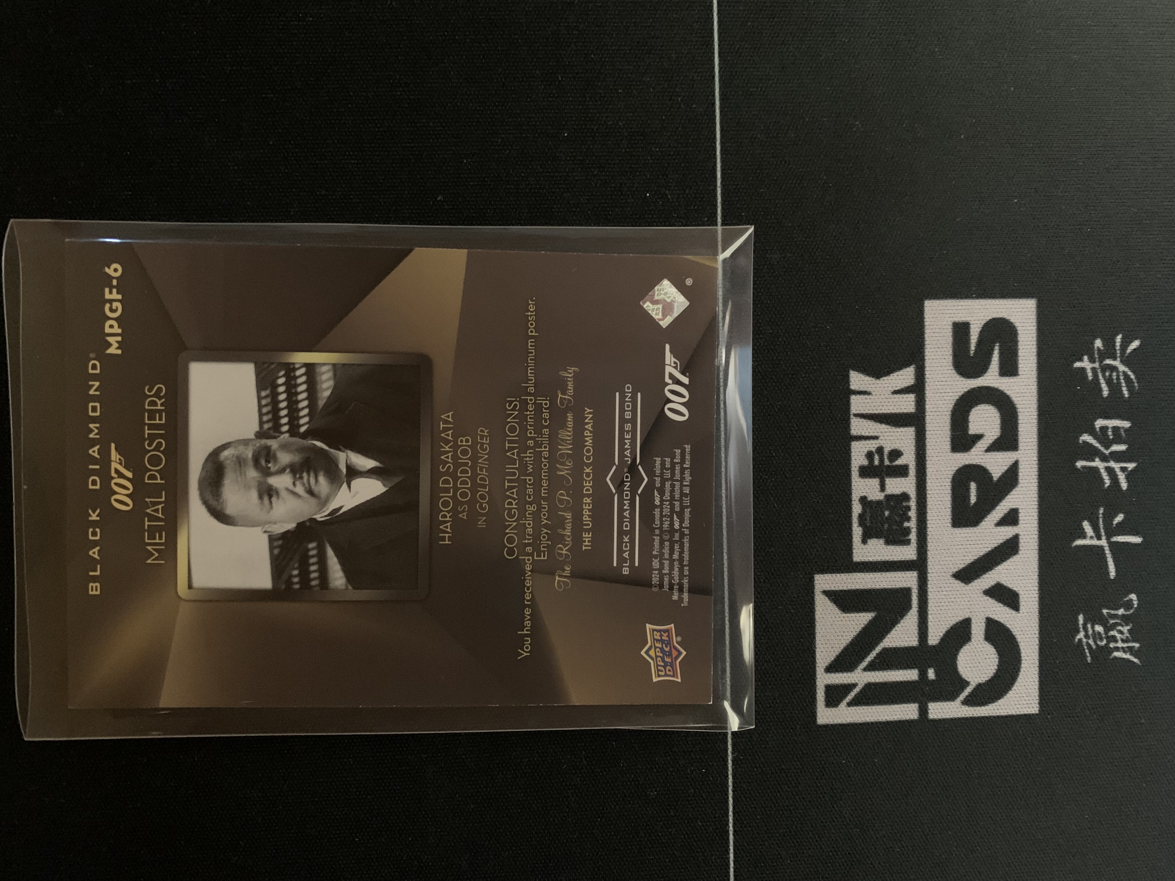 2024 Upper Deck James Bond 007 大黑钻 #MPGF-6 金手指 哈罗德萨卡塔 饰演 奥德乔布 金属海报 卡品如图有白边 收藏必备 ALLEN