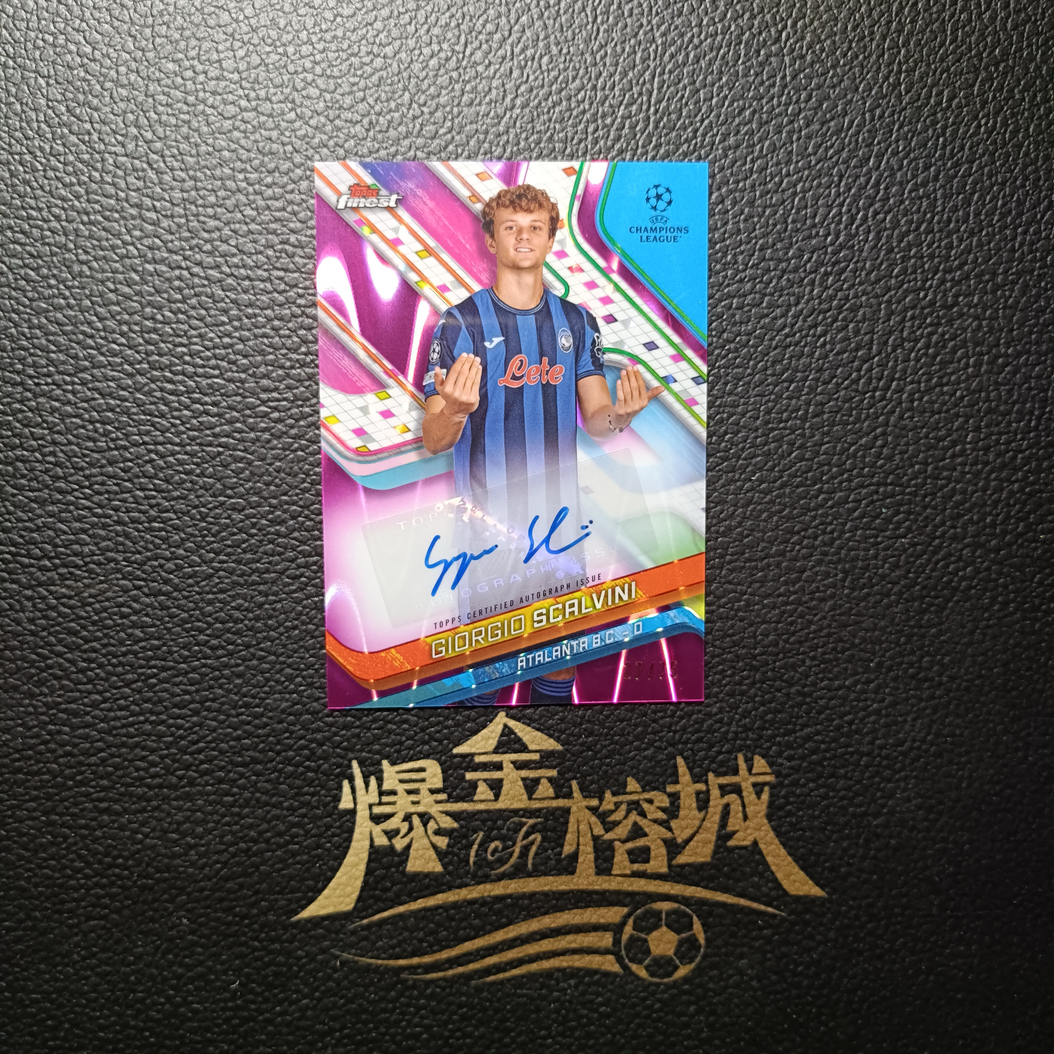 2024-25 【 爆金榕城 】 Topps Finest Giorgio Scalvini 欧冠Finest系列 乔治-斯卡尔维尼 75编 粉折签 签字 亚特兰大 意大利 卡品如图 微瑕 方司