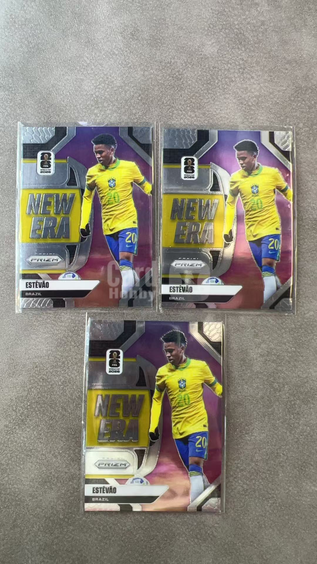 8807【330球星卡实体店代卖】2026 帕尼尼 PRIZM WORLD CUP 世界杯 Estevao Willian 埃斯特旺 巴萨 BASE NEW ERA LOT 无卡具(蘇阖)