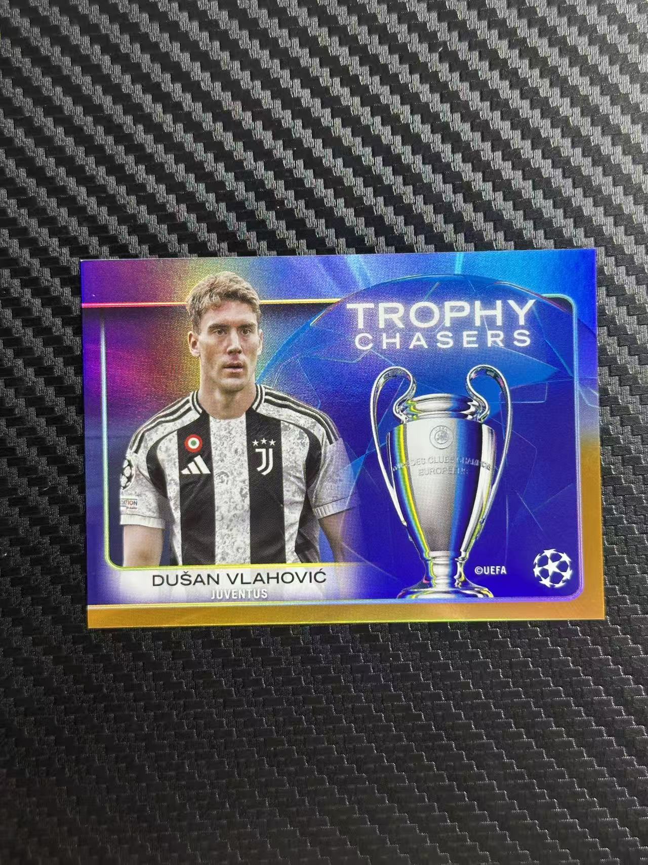 2025 Topps UCC DUSAN VLAHOVIC 弗拉霍维奇 50编 金折 奖杯追逐者 特卡 尤文图斯 塞维利亚 欧冠 卡品如图 拍前看描述